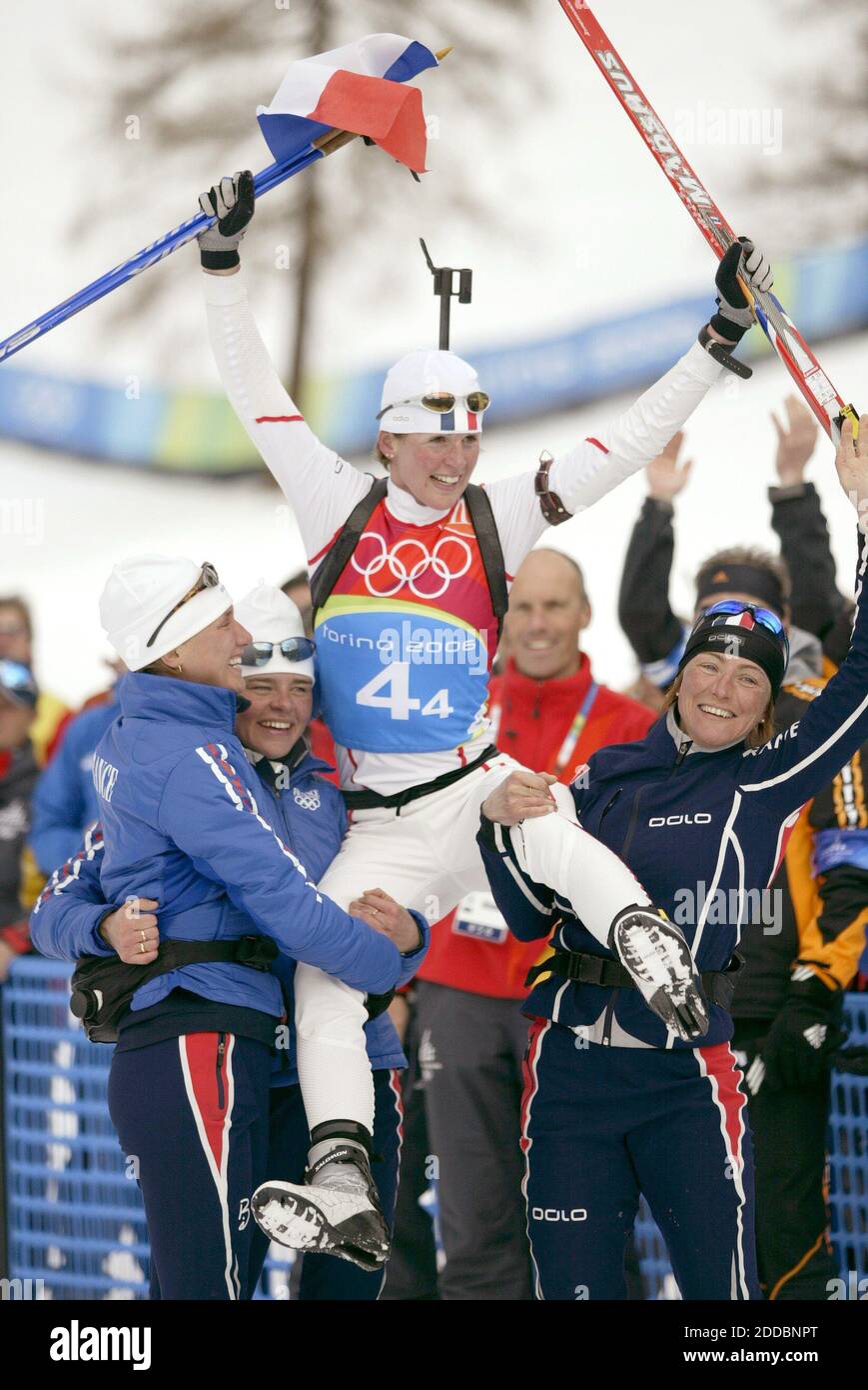 PAS DE FILM, PAS DE VIDÉO, PAS de TV, PAS DE DOCUMENTAIRE - Sandrine Bailly de France célèbre la troisième place de son équipe lors des Jeux Olympiques d'hiver 2006 Relais de biathlon 4x6 KM de Womens le 23 février 2006 à Cesana San Sicaro, Italie. La Fédération de Russie a gagné l'or et l'Allemagne a gagné l'argent. Photo de Ron Jenkins/fort Worth Star-Telegram/KRT/Cameleon/ABACAPRESS.COM Banque D'Images