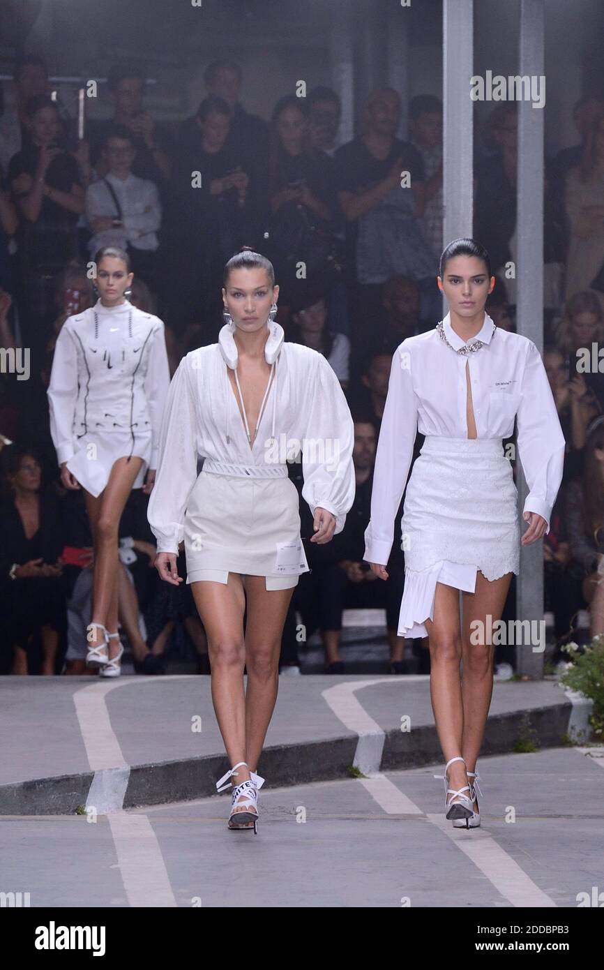 Kaia Gerber, Bella Hadid et Kendall Jenner marchent sur la piste pendant le  Off White Fashion Show dans le cadre de la semaine de la mode de Paris  vêtements pour femmes Printemps -
