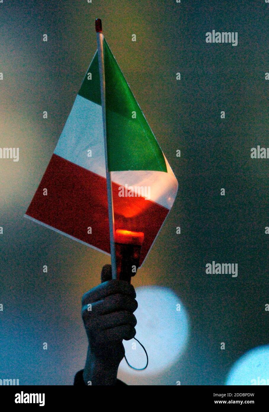 PAS DE FILM, PAS DE VIDÉO, PAS de TV, PAS DE DOCUMENTAIRE - un drapeau italien est tenu pendant les cérémonies de clôture des Jeux Olympiques d'hiver 2006 dimanche 26 février 2006 au Stade Olympique de Turin, Italie. Photo de Sherri LaRose/St. Paul Pioneer Press/KRT/ABACAPRESS.COM Banque D'Images