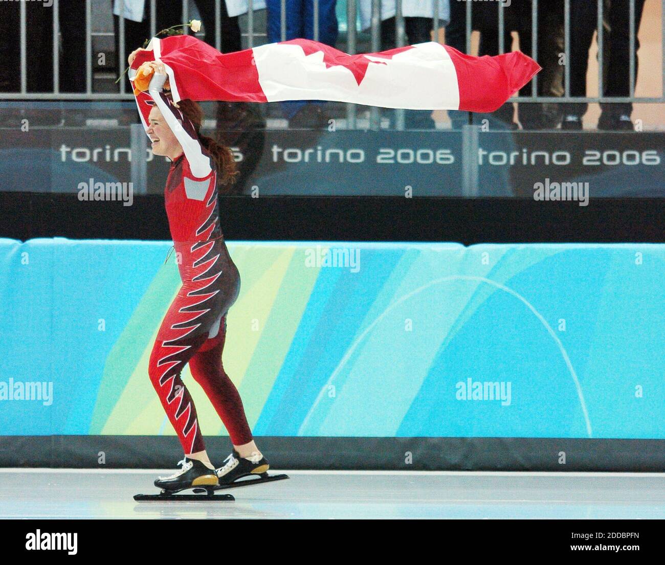 PAS DE FILM, PAS DE VIDÉO, PAS de télévision, PAS DE DOCUMENTAIRE - Clara Hughes, du Canada, célèbre sa médaille d'or à la compétition de patinage de vitesse de 5000 mètres des dames, le 25 février 2006, à l'Oval Lingotto à Turin, en Italie, lors des Jeux olympiques d'hiver de 2006. Photo de Steve Deslich/KRT/Cameleon/ABACAPRESS.COM Banque D'Images