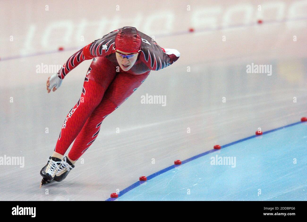 PAS DE FILM, PAS DE VIDÉO, PAS de télévision, PAS DE DOCUMENTAIRE - Clara Hughes, du Canada, fait un tour de piste lors de sa course de médaille d'or à la course de patinage de vitesse de 5000 mètres des dames, le 25 février 2006, à l'Oval Lingotto, à Turin, en Italie, lors des Jeux olympiques d'hiver de 2006. Photo de Steve Deslich/KRT/Cameleon/ABACAPRESS.COM Banque D'Images