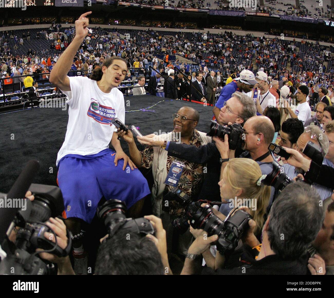 PAS DE FILM, PAS DE VIDÉO, PAS de TV, PAS DE DOCUMENTAIRE - le Joakim Noah de Floride est entouré par des photographes comme les Gators de Floride a battu les Bruins UCLA 73-57 dans le match de championnat de la finale quatre au RCA Dome à Indianapolis, DANS, Etats-Unis le 3 avril 2006. Photo de Mark Cornelison/Lexington Herald-leader/KRT/Cameleon/ABACAPRESS.COM Banque D'Images