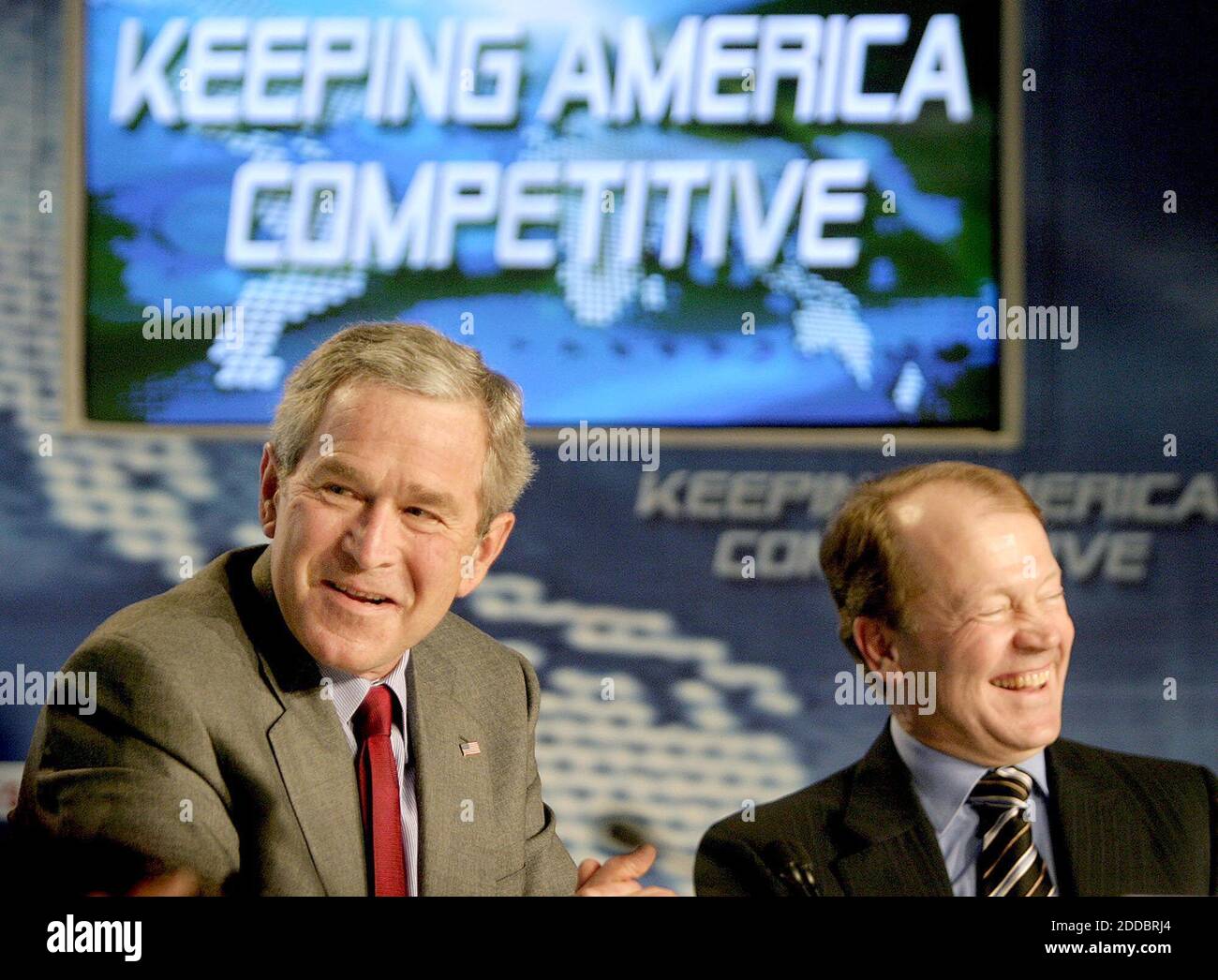 PAS DE FILM, PAS DE VIDÉO, PAS de télévision, PAS DE DOCUMENTAIRE - le président George W. Bush se moque de John Chambers, PDG de Cisco Systems Inc., à San Jose, Californie, pour un panel sur l'American Competitiveness Initiative, le vendredi 21 avril 2006. Photo de Rick E Martin/San Jose Mercury News/KRT/ABACAPRESS.COM Banque D'Images