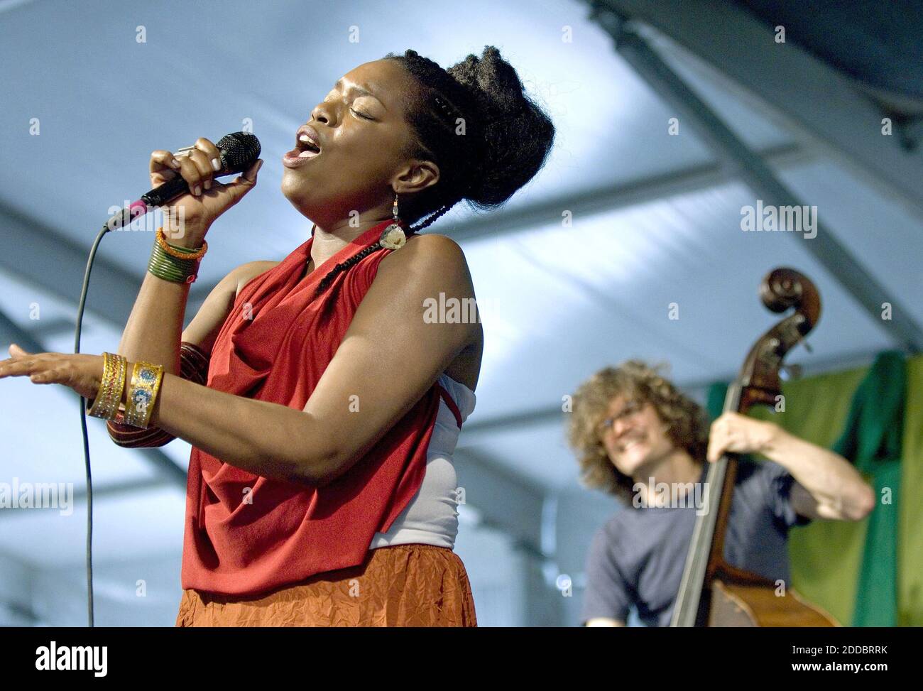 PAS DE FILM, PAS DE VIDÉO, PAS de télévision, PAS DE DOCUMENTAIRE - Jhelisa rend hommage à Nina Simone lors de la deuxième journée du Festival du Jazz et du Patrimoine de la Nouvelle-Orléans à la Nouvelle-Orléans, LA, Etats-Unis, le 29 avril 2006. Photo de Pete Souza/Chicago Tribune/KRT/ABACAPRESS.COM Banque D'Images