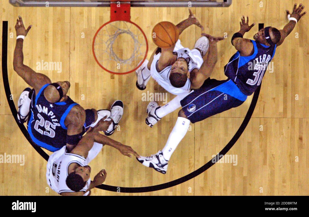 PAS DE FILM, PAS DE VIDÉO, PAS de TV, PAS DE DOCUMENTAIRE - San Antonio Spurs Tim Duncan (en haut à droite) et Robert Horry (en bas à gauche) se battent pour le ballon avec Dallas Mavericks Erick Danpier (25) et Jason Terry (31) sous le panier dans le deuxième trimestre. Les Spurs ont battu les Mavericks, 87-85, lors du premier match de la deuxième partie des éliminatoires de la Western Conference NBA au AT&T Center de San Antonio, Texas, États-Unis, le 7 mai 2006. Photo de Paul Moseley/fort Worth Star-Telegram/KRT/Cameleon/ABACAPRESS.COM Banque D'Images
