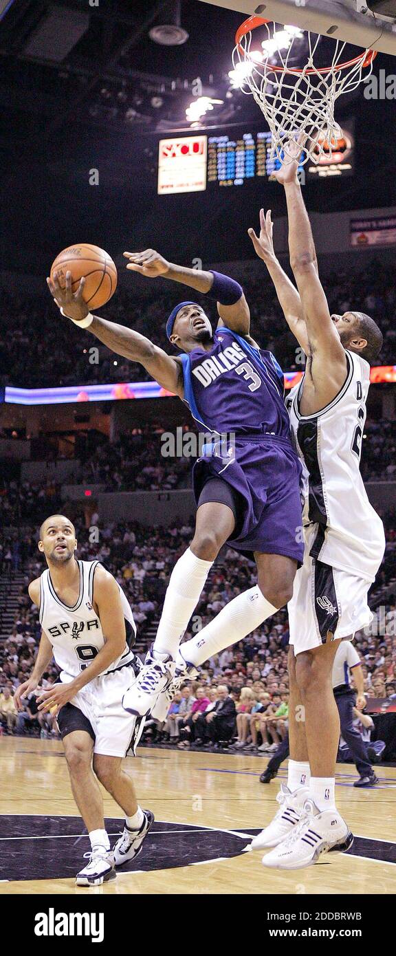 PAS DE FILM, PAS DE VIDÉO, PAS de TV, PAS DE DOCUMENTAIRE - Jason Terry (31) des Dallas Mavericks mène contre le centre San Antonio Spurs Tim Duncan (à droite) pendant la troisième période d'action. Les Spurs ont battu les Mavericks, 87-85, lors du premier match de la deuxième partie des éliminatoires de la Western Conference NBA au AT&T Center de San Antonio, Texas, États-Unis, le 7 mai 2006. Photo de Paul Moseley/fort Worth Star-Telegram/KRT/Cameleon/ABACAPRESS.COM Banque D'Images