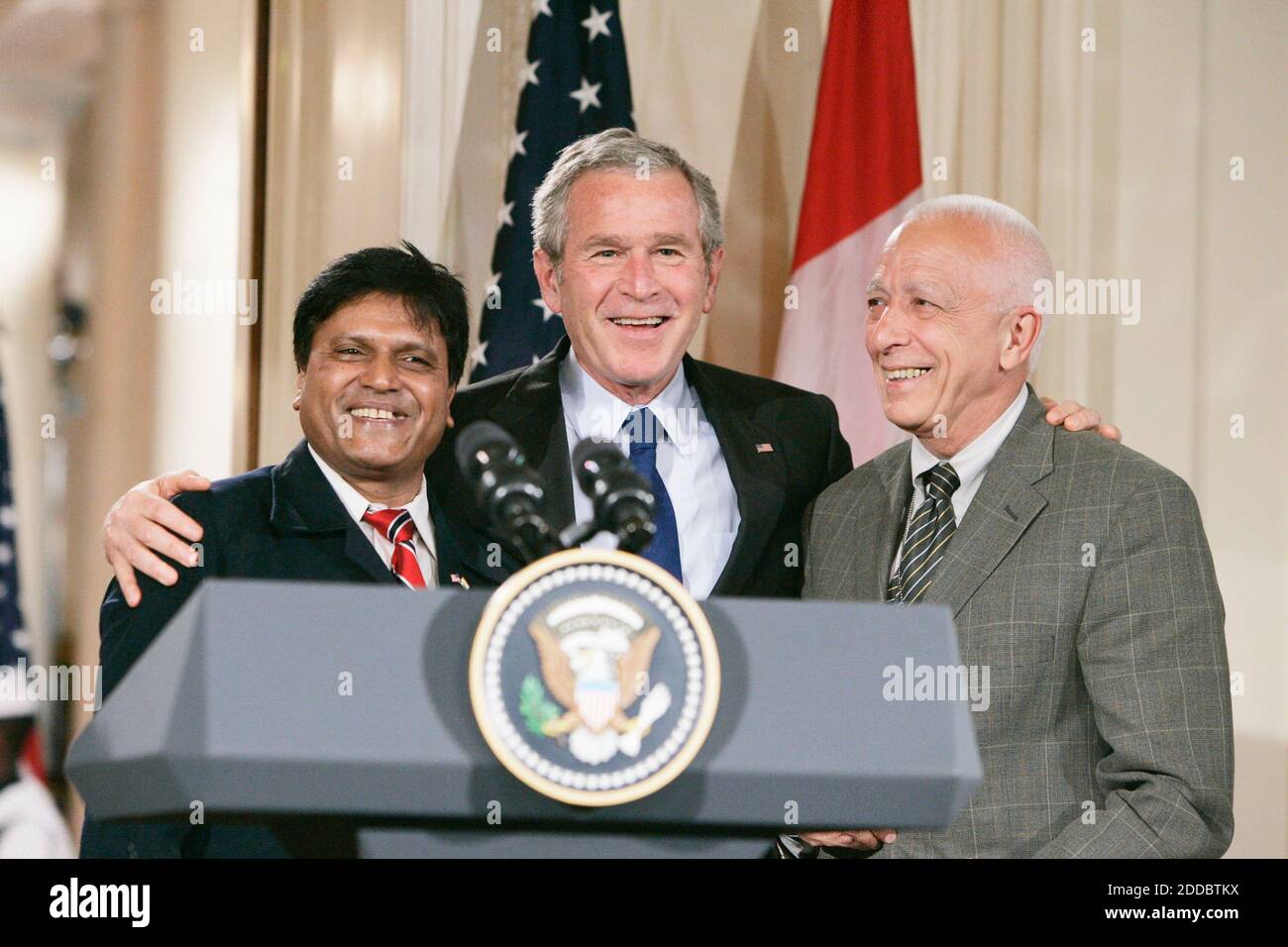 PAS DE FILM, PAS DE VIDÉO, PAS de TV, PAS DE DOCUMENTAIRE - le président George W. Bush, centre, qui a 60 ans aujourd'hui, se dresse avec les correspondants de la Maison Blanche Richard Benedetto des Etats-Unis aujourd'hui, à droite, et Raghubir Goyal de l'Inde Globe, à gauche, Qui les deux partagent son anniversaire, dans la salle est de la Maison Blanche, après une conférence de presse avec le Premier ministre canadien Stephen Harper, à Washington, DC, USA, le 6 juillet 2006. Photo de Chuck Kennedy/MCT/ABACAPRESS.COM Banque D'Images