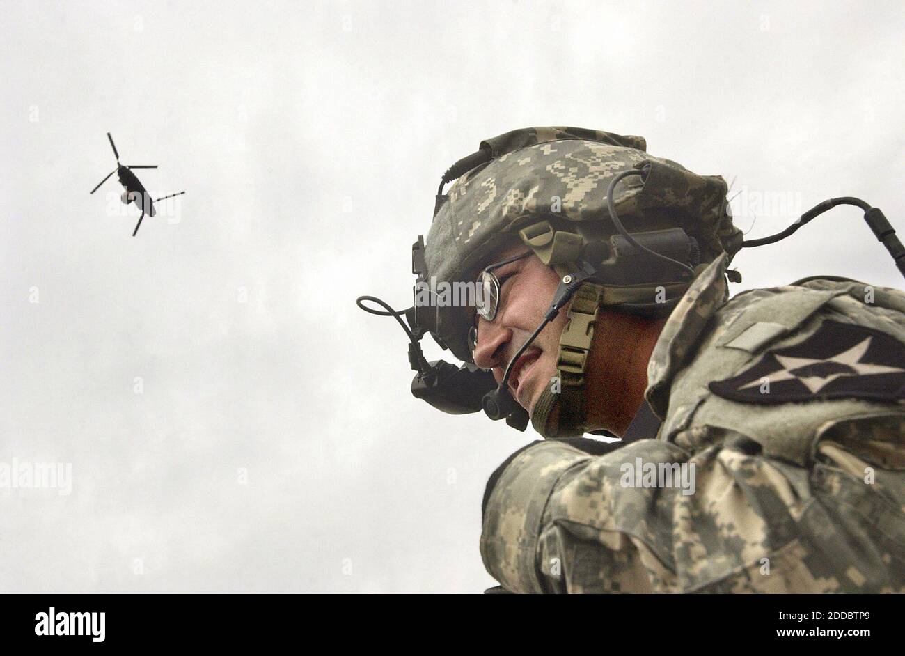 PAS DE FILM, PAS DE VIDÉO, PAS de télévision, PAS DE DOCUMENTAIRE - UN hélicoptère de feu militaire passe au-dessus du sergent d'état-major. Ralph Taylor portant le nouveau système d'armes et de communications du Land Warrior des Strykers lors de l'entraînement à fort Lewis, Washington, DC, USA, le mardi 11 juillet 2006. Photo de Tony Overman/The Olympian/MCT/ABACAPRESS.COM Banque D'Images