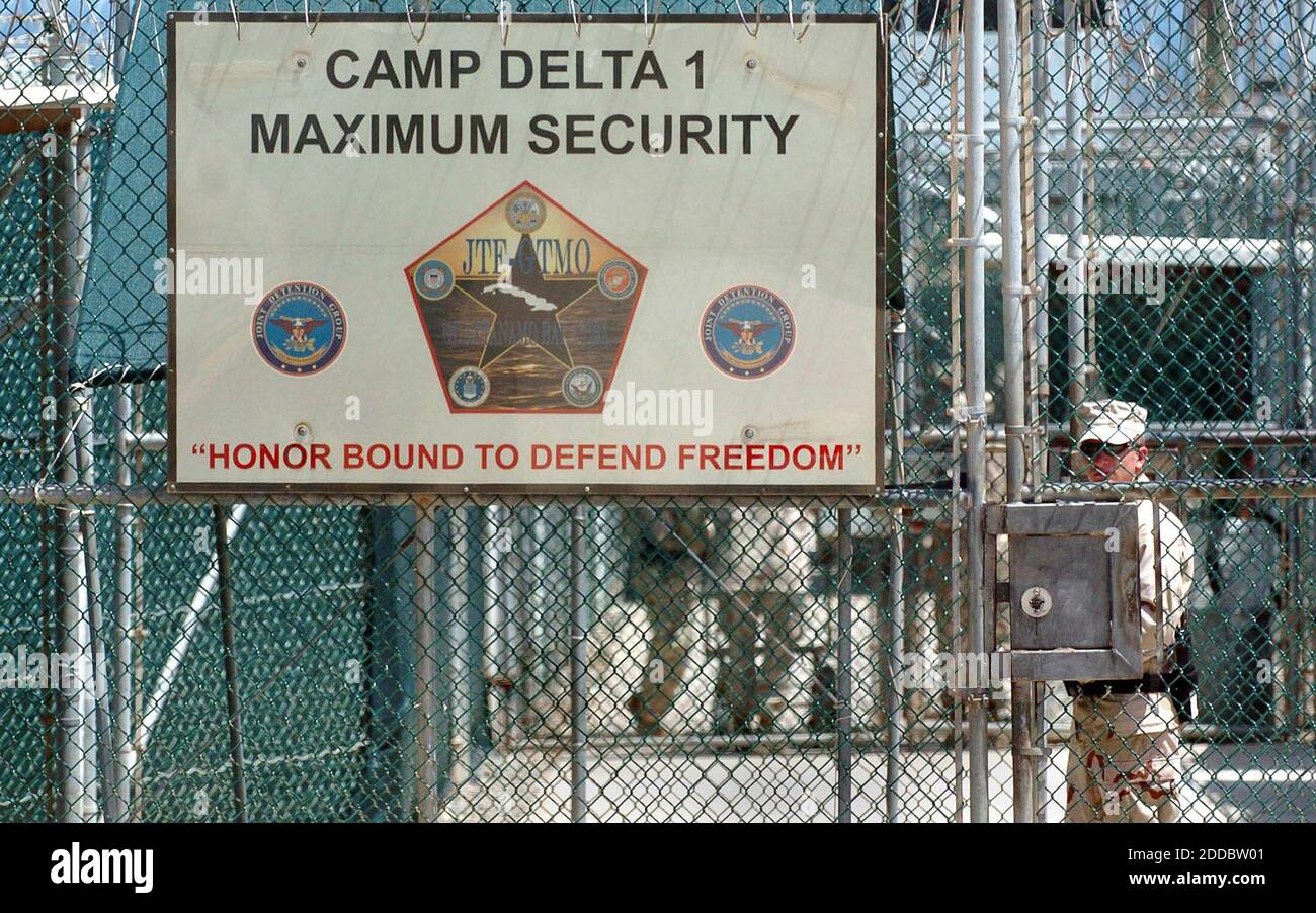 PAS DE FILM, PAS DE VIDÉO, PAS de télévision, PAS DE DOCUMENTAIRE - UN garde garde garde garde à une porte d'entrée au centre de détention de Camp Delta à Guantanamo Bay, Cuba, le dimanche 11 juin 2006. Trois détenus du camp ont été retrouvés morts samedi après s'être suicidés en se raccrochant. Photo de Todd Sumlin/Charlotte observer/KRT/ABACAPRESS.COM Banque D'Images