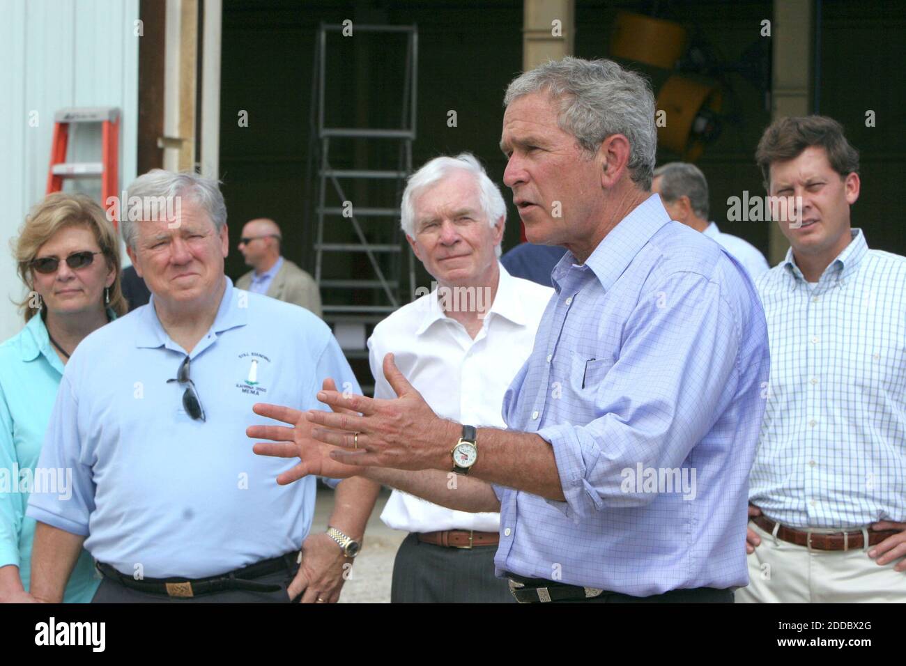 PAS DE FILM, PAS DE VIDÉO, PAS de télévision, PAS DE DOCUMENTAIRE - le président George W. Bush répond à la question en visitant United States Marine Inc. À Gulfport, Mississippi, le lundi 28 août 2006. À l'écoute du président, de gauche à droite, se trouvent le gouverneur du Mississippi, Haley Barbour, et son épouse, Marsha, le sénateur américain, Tsd Cochran, et le représentant des États-Unis, Chip Pickering. Lors de sa visite sur la côte du golfe de Mississppi, le président a parlé avec des aviateurs de la base aérienne de Keesler, visité un quartier Biloxi endommagé par Katrina et rencontré les dirigeants de la côte du golfe du Mississippi lors d'un déjeuner à Biloxi. Photo de David Purdy/Biloxi Sun Herald/MC Banque D'Images