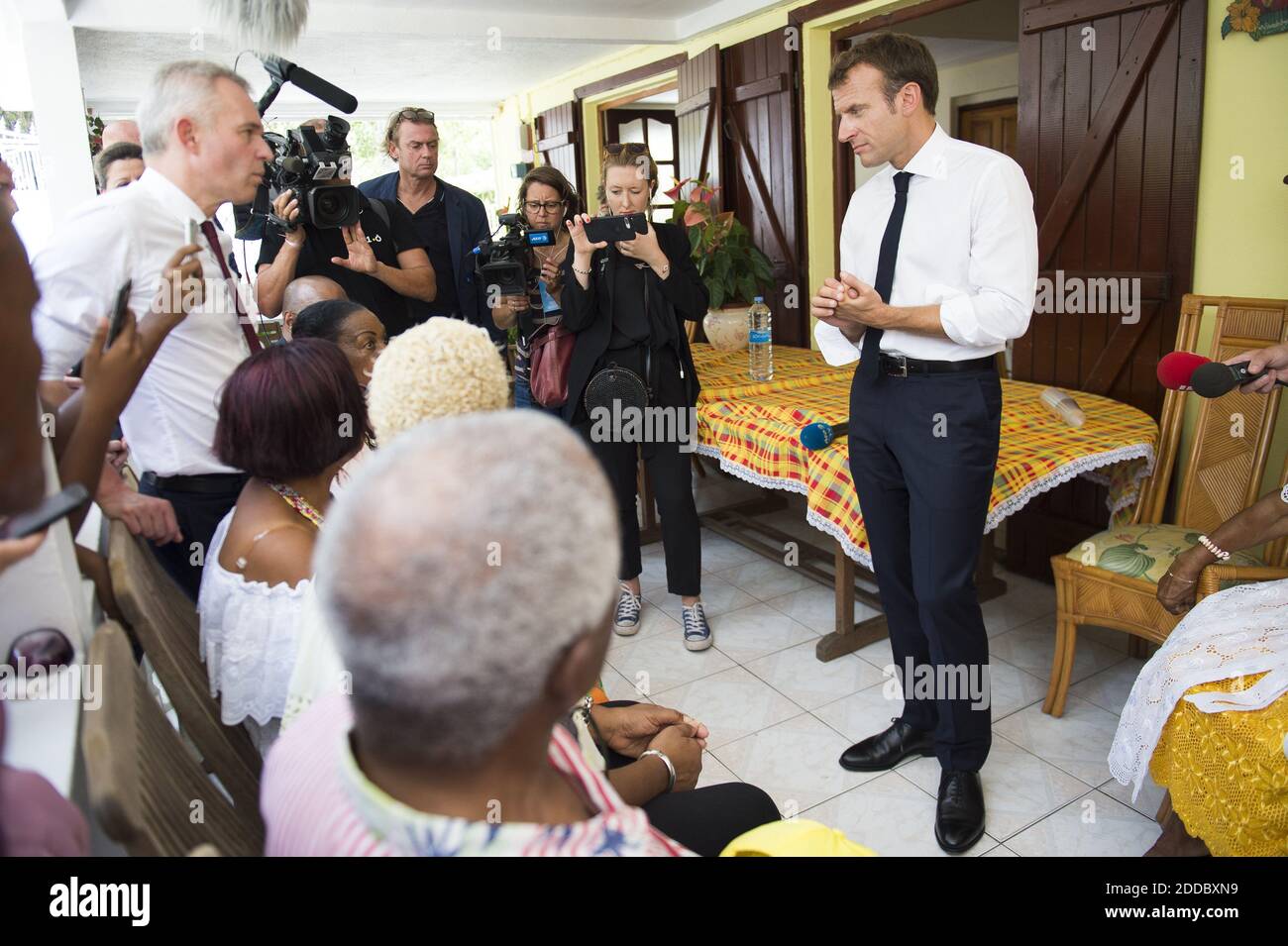 Le président français Emmanuel Macron lors d'une visite chez un résident local sur le thème de l'eau et du problème des « trous d'eau » (tuyaux délabrés) après avoir visité un site de changement de pipeline dans le quartier des « Grands Fonds - les Abymes », dans la banlieue de point à Pitre, en Guadeloupe, Le 28 septembre 2018. Photo par Eliot Blondt/ABACAPRESS.COM Banque D'Images