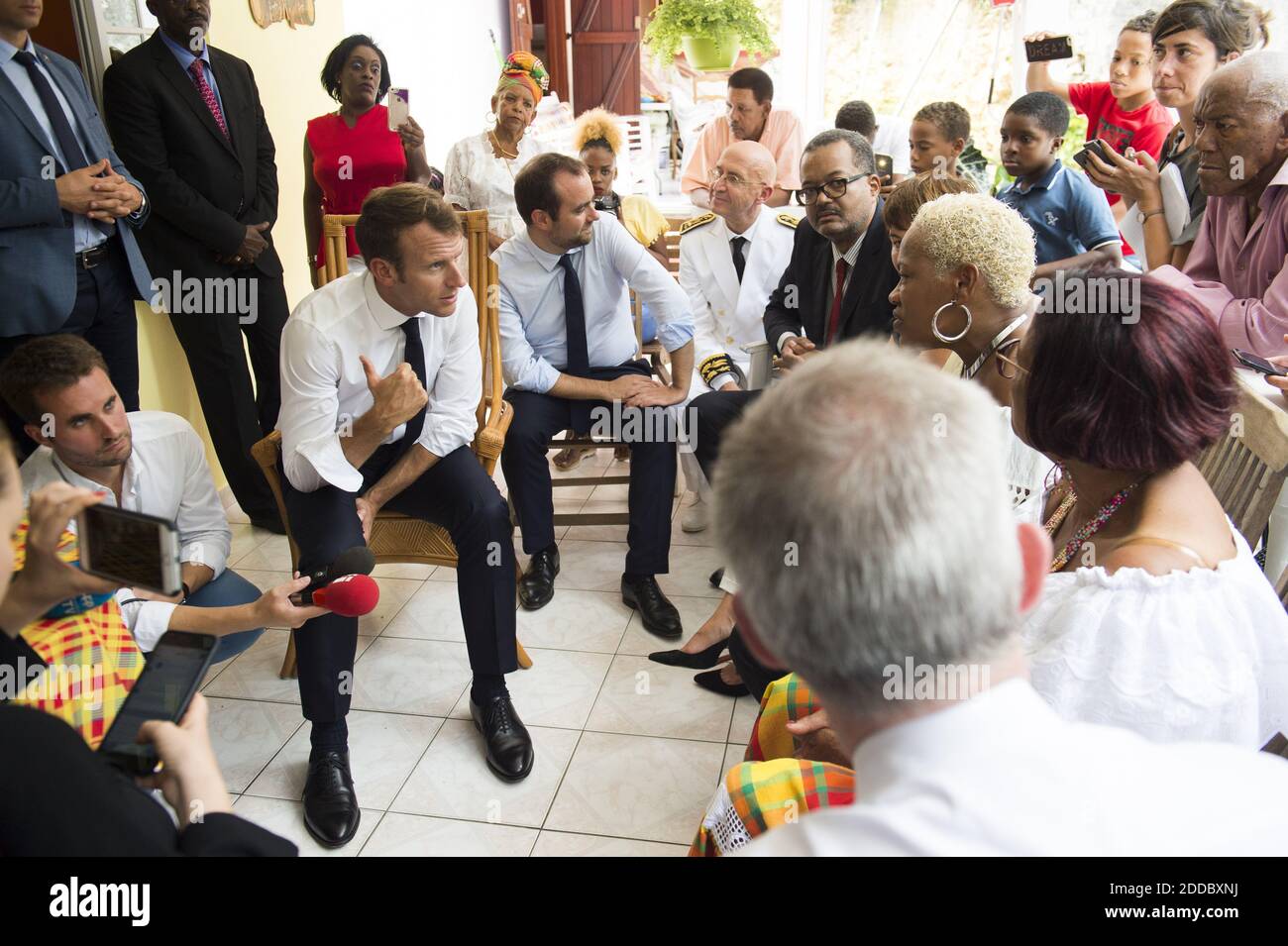 Le président français Emmanuel Macron lors d'une visite chez un résident local sur le thème de l'eau et du problème des « trous d'eau » (tuyaux délabrés) après avoir visité un site de changement de pipeline dans le quartier des « Grands Fonds - les Abymes », dans la banlieue de point à Pitre, en Guadeloupe, Le 28 septembre 2018. Photo par Eliot Blondt/ABACAPRESS.COM Banque D'Images