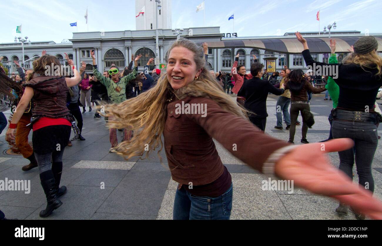 PAS DE FILM, PAS DE VIDÉO, PAS de TV, PAS DE DOCUMENTAIRE - Dancer Samantha Sweetwater participe à une flashmob près du Ferry Building à San Francisco, Californie, Etats-Unis, le samedi 19 novembre 2011. Environ 100 personnes se sont jouées près du camp de Occupy San Francisco à Justin Herman Plaza. Photo de John Green/Contra Costa Times/MCT/ABACAPRESS.COM Banque D'Images