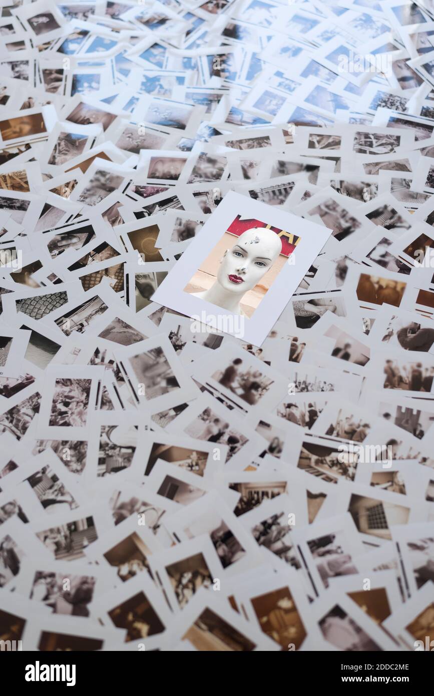 Photo d'un mannequin femelle couché sur le dessus des diapositives photographiques parsemé d'étage Banque D'Images