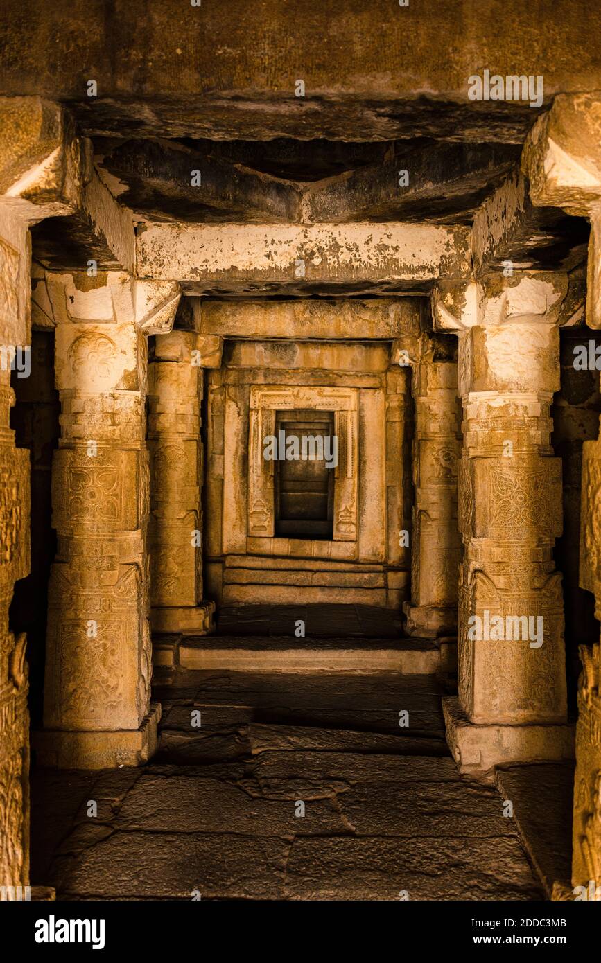 Inde, Karnataka, Hampi, intérieur du temple du complexe Vijaya Vittala dans la vallée désertique de Hampi Banque D'Images