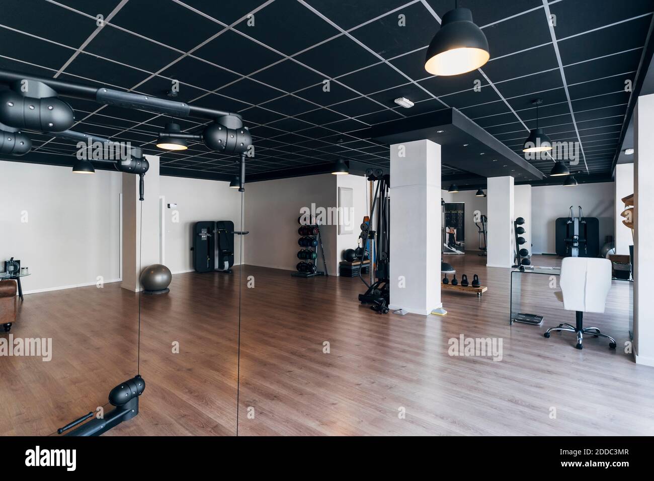 Salle de gym vide avec divers appareils d'exercice Banque D'Images