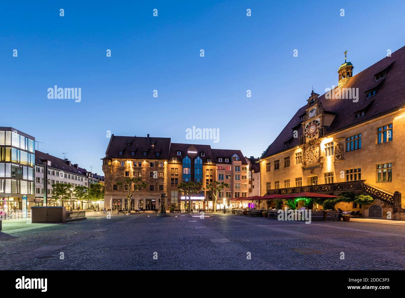 Allemagne, Bade-Wurtemberg, Heilbronn, place vide devant l'hôtel de ville historique au crépuscule Banque D'Images