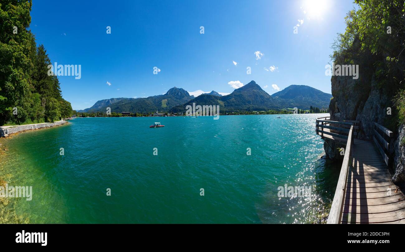 Autriche, Salzbourg, Strobl am Wolfgangsee, lac Wolfgangsee en été avec des montagnes en arrière-plan Banque D'Images