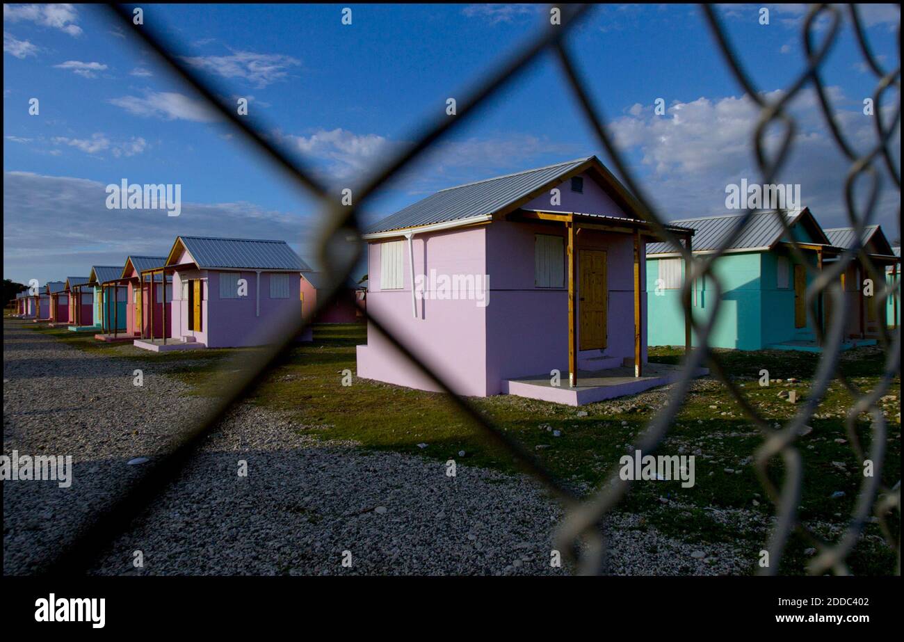 PAS DE FILM, PAS DE VIDÉO, PAS de télévision, PAS DE DOCUMENTAIRE - UNE clôture en chaîne recouverte de barbelés entoure de petites maisons construites par Habitat pour l'humanité à Leogane, Haïti le 4 janvier 2012, alors qu'Haïti se reconstruit encore deux ans après le tremblement de terre. Photo de Patrick Farrell/Miami Herald/MCT/ABACAPRESS.COM Banque D'Images
