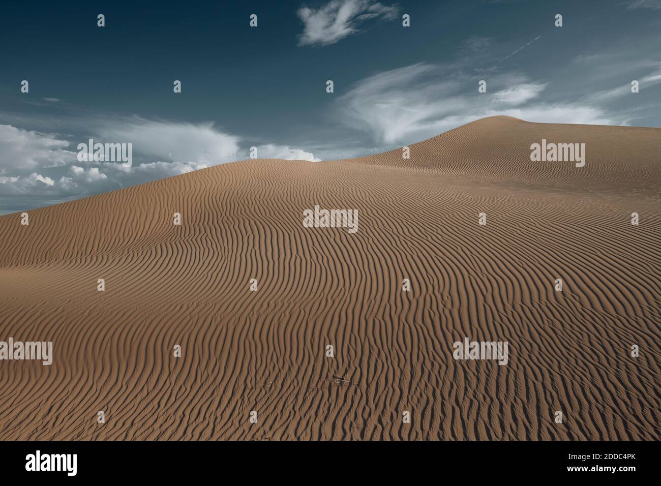 Cadix dune contre le ciel dans le désert de Mojave, Californie du Sud, Etats-Unis Banque D'Images