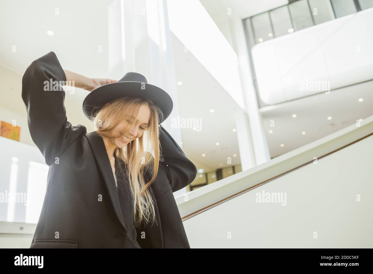 Belle femme avec les mains derrière la tête Banque D'Images