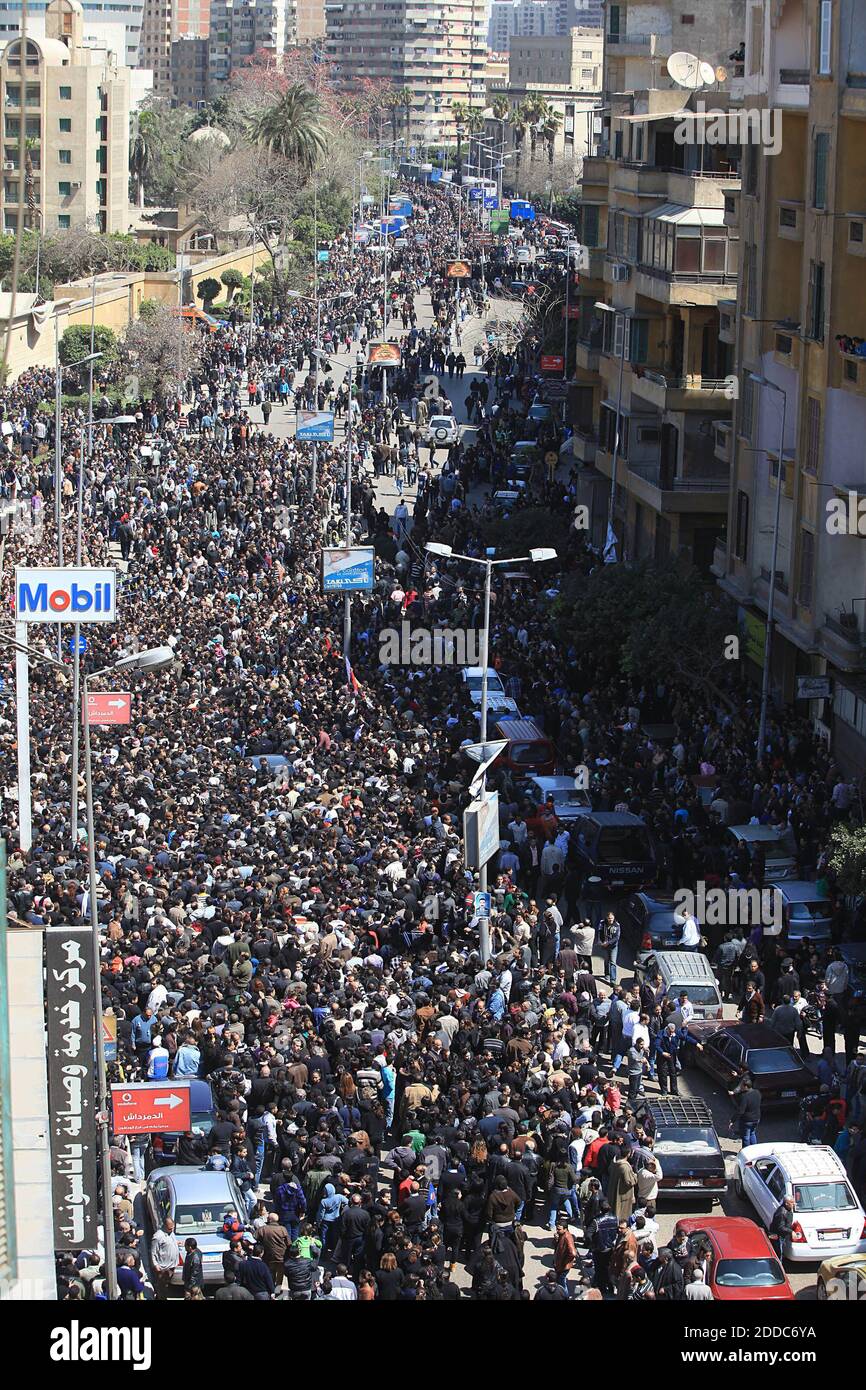 PAS DE FILM, PAS DE VIDÉO, PAS de TV, PAS DE DOCUMENTAIRE - les chrétiens égyptiens convergent vers une cathédrale du Caire, Egypte, pour dire adieu au pape copte Shenouda III le dimanche 18 mars 2012. Le pape Shenouda III est décédé le samedi 17 mars. Photo de Paul Assaker/MCT/ABACAPRESS.COM Banque D'Images