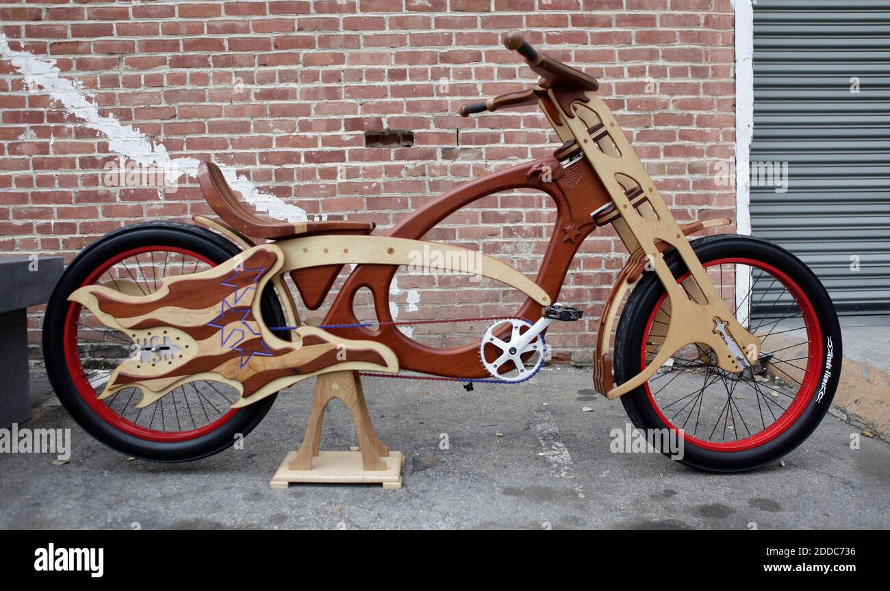 PAS DE FILM, PAS DE VIDÉO, PAS de TV, PAS DE DOCUMENTAIRE - UNE bicyclette en bois construite à la main à Masterworks Wood and Design à San Jose, CA, USA, le 13 mars 2012. La société propose des « œuvres d'art que vous pouvez conduire ». Photo de Gary Reyes/San Jose Mercury News/MCT/ABACAPRESS.COM Banque D'Images