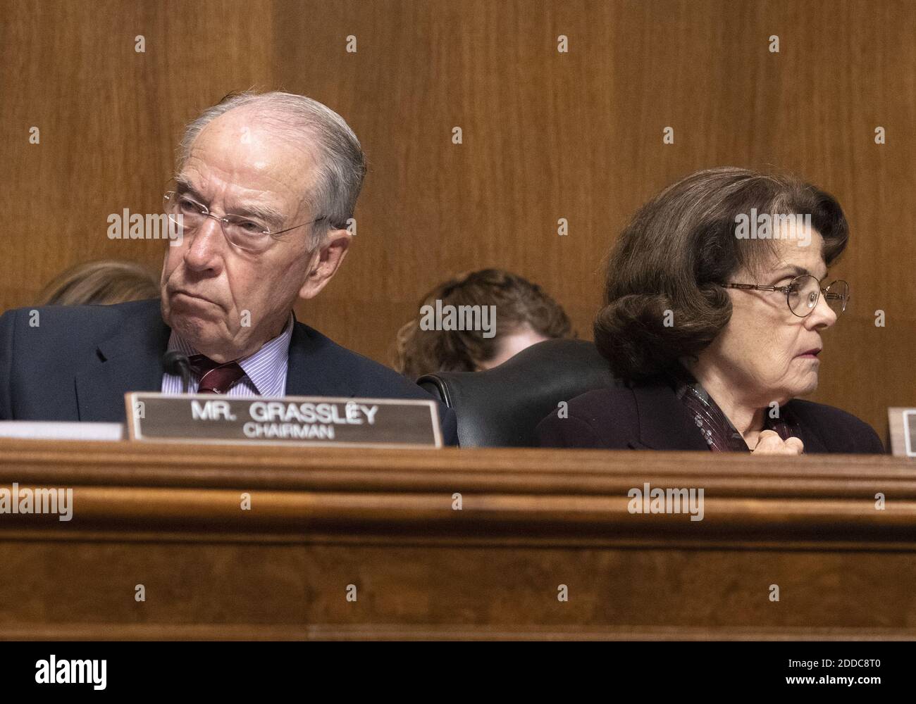 Le sénateur américain Chuck Grassley (républicain de l'Iowa), président, à gauche, et le sénateur américain Dianne Feinstein (démocrate de la Californie), membre du classement, Écoutez les déclarations liminaires alors que le Comité sénatorial américain de la magistrature se réunit pour voter sur la nomination du juge Brett Kavanaugh au poste de juge associé de la Cour suprême des États-Unis pour remplacer le juge Anthony Kennedy, qui prend sa retraite sur Capitol Hill à Washington, DC, Etats-Unis, le vendredi 28 septembre, 2018. Si la commission vote en faveur du juge Kavanaugh, elle passe au Sénat américain pour un vote final. Photo de Ron Sachs/CNP/ABACAPRESS.COM Banque D'Images