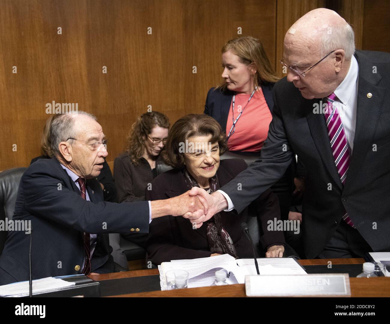 Le sénateur américain Chuck Grassley (républicain de l'Iowa), à gauche, se serre la main avec le sénateur américain Patrick Leahy (démocrate du Vermont), à droite, comme le sénateur américain Dianne Feinstein (démocrate de Californie), au centre, Regarde avant que la Commission du Sénat américain sur le pouvoir judiciaire ait voté sur la nomination du juge Brett Kavanaugh au poste de juge associé de la Cour suprême des États-Unis pour remplacer le juge sortant Anthony Kennedy sur Capitol Hill à Washington, DC, Etats-Unis, le vendredi 28 septembre 2018. Si la commission vote en faveur du juge Kavanaugh, elle passe au Sénat américain pour un vote final. Photo de R Banque D'Images