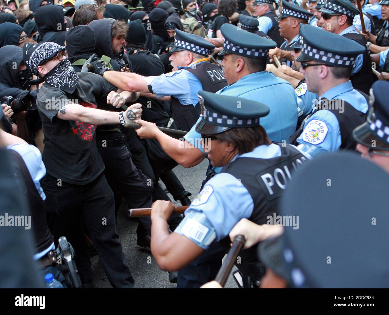 PAS DE FILM, PAS DE VIDÉO, PAS de télévision, PAS DE DOCUMENTAIRE - les policiers de Chicago se sont rabadés avec les membres du Bloc Noir comme mars anti-guerre approche 14 et Michigan Ave. Lors du Sommet de l'OTAN à Chicago, Illinois, États-Unis, le dimanche 20 mai 2012. Photo par Alex Garcia/Chicago Tribune/MCT/ABACAPRESS.COM Banque D'Images