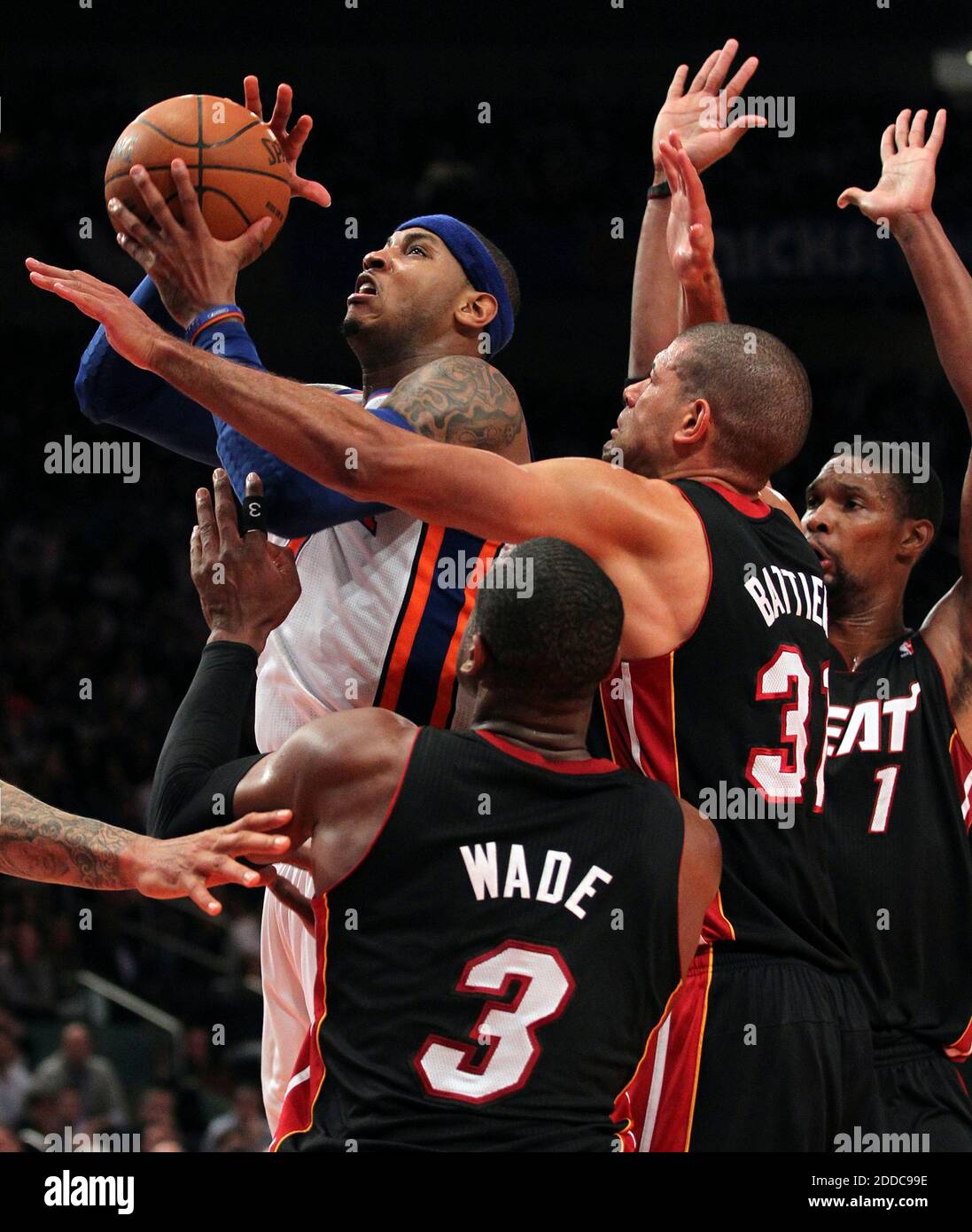 PAS DE FILM, PAS DE VIDÉO, PAS de télévision, PAS DE DOCUMENTAIRE - le Carmelo Anthony des New York Knicks se presse entre les joueurs de chaleur de Miami alors qu'il bondit pour le panier du troisième trimestre du jeu 4 de la quatrième quart de finale de la NBA Eastern Conference à Madison Square Garden à New York, NY, États-Unis le 6 mai 2012. Les Knicks ont vaincu la chaleur, 89-87. Photo de Charles Trainor Jr./Miami Herald/MCT/ABACAPRESS.COM Banque D'Images