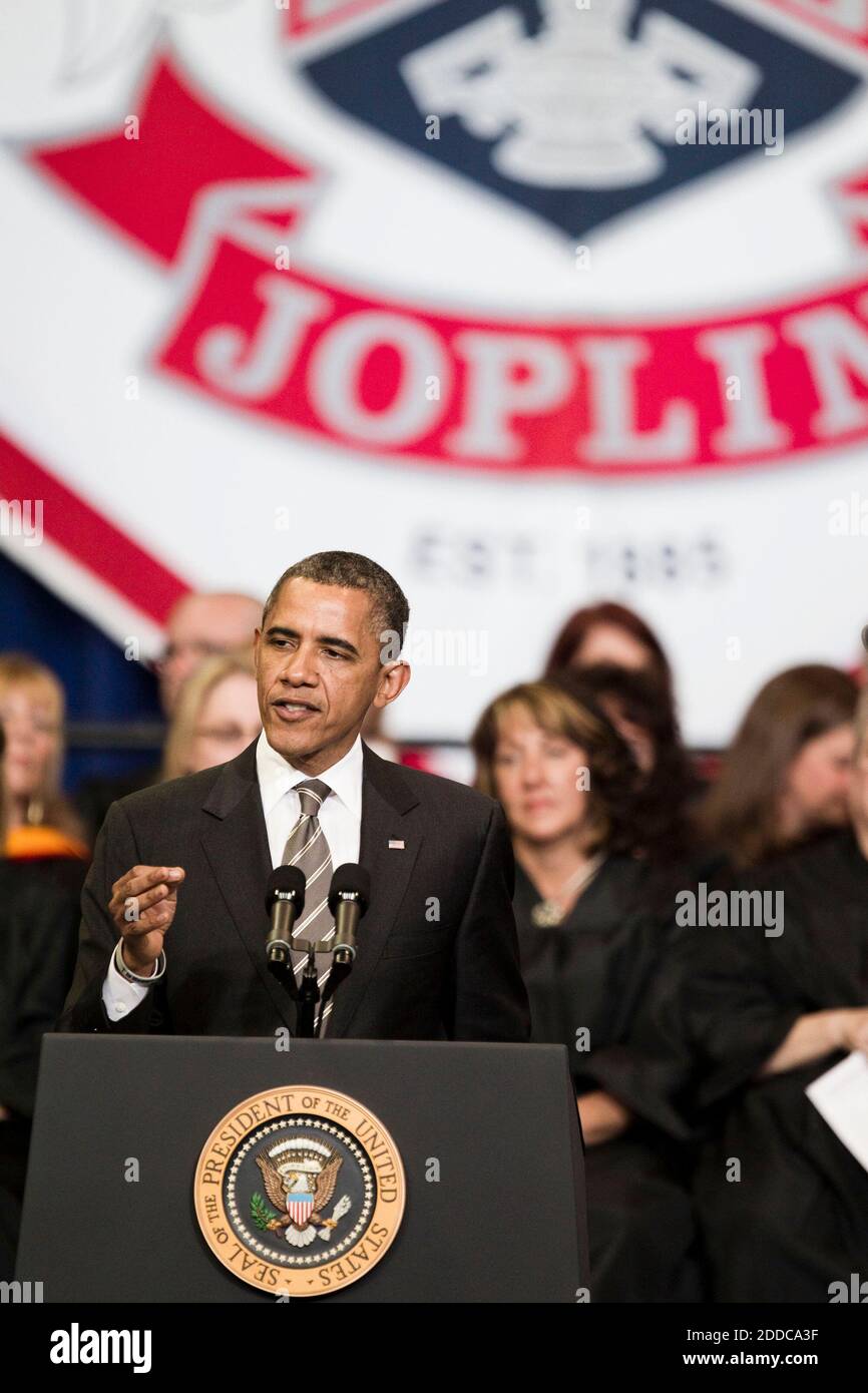 PAS DE FILM, PAS DE VIDÉO, PAS de télévision, PAS DE DOCUMENTAIRE - le président Barack Obama a prononcé son discours lors des exercices de commencement de l'école secondaire de Joplin pour la classe 2012 à l'université d'État du Sud du Missouri Leggett & Platt Athletic Center le lundi 21 mai 2012, à Joplin, Missouri. Le président Barack Obama a pris la parole à l'occasion de la commémoration du premier anniversaire de la ville frappée par une tornade EF-5. Photo de Shane Keyser/Kansas City Star/MCT/ABACAPRESS.COM Banque D'Images