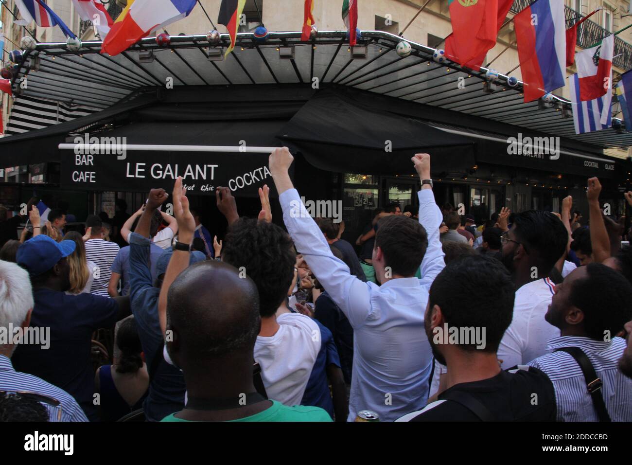 Les fans français fêtent après que la France ait vaincu l'Uruguay lors de leur quart-finale de la coupe du monde de la FIFA en Russie 2018. Paris, France, le 6 juillet 2018. Photo de Quentin de Groeve/ABACAPRESS.COM Banque D'Images