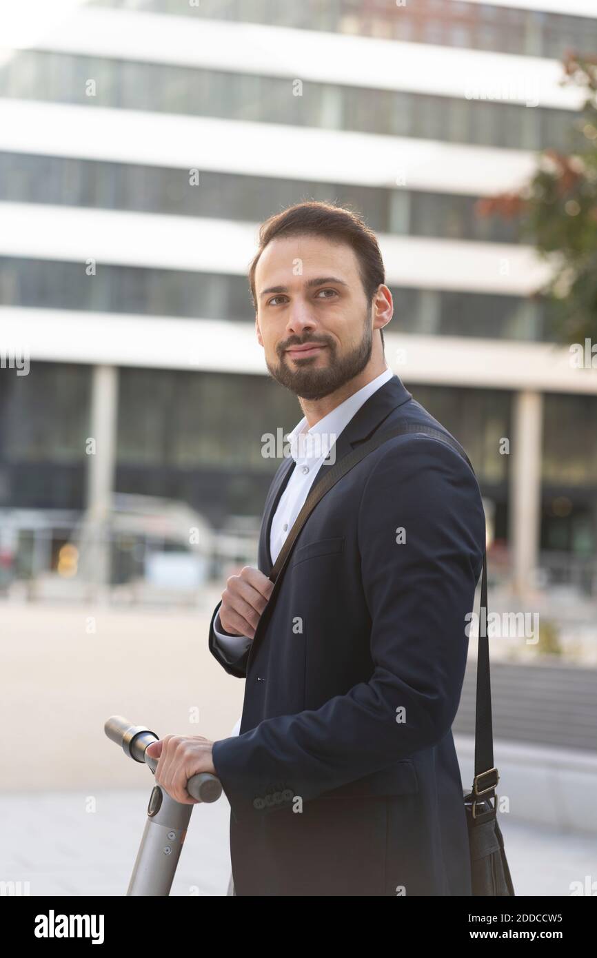 Homme d'affaires en scooter électrique dans la ville Banque D'Images