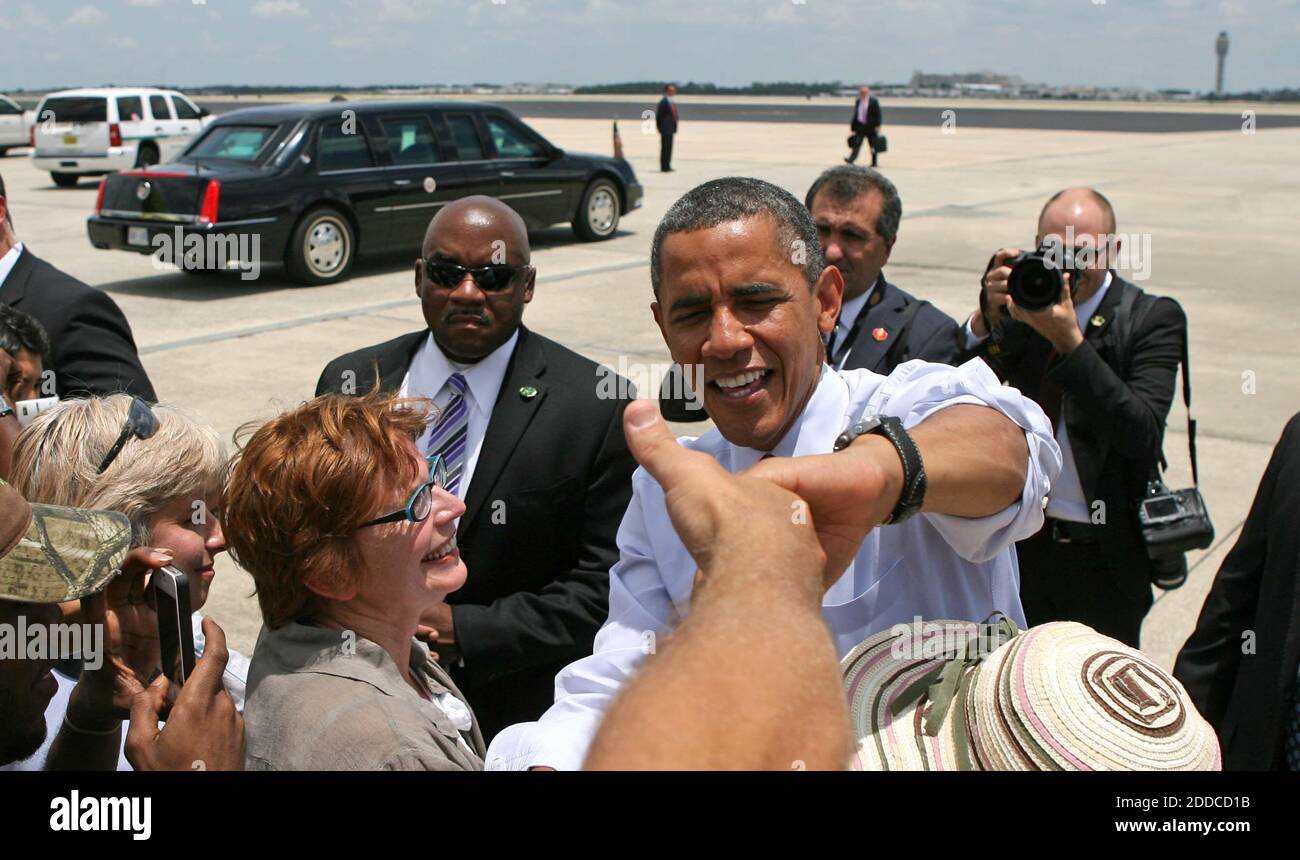 PAS DE FILM, PAS DE VIDÉO, PAS de télévision, PAS DE DOCUMENTAIRE - le président Barack Obama accueille ses partisans à son arrivée à l'aéroport international d'Orlando, le jeudi 2 août 2012. Photo de Joe Burbank/Orlando Sentinel/MCT/ABACAPRESS.COM Banque D'Images