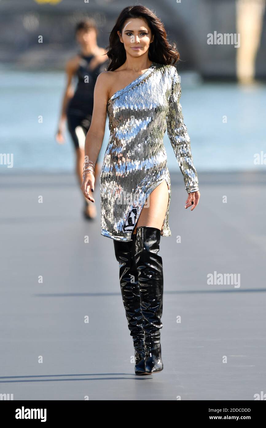Cheryl Cole marche sur la piste pendant le defile l'Oréal Paris dans le  cadre de la semaine de la mode de Paris vêtements pour femmes Printemps/été  2019 le 30 septembre 2018 à