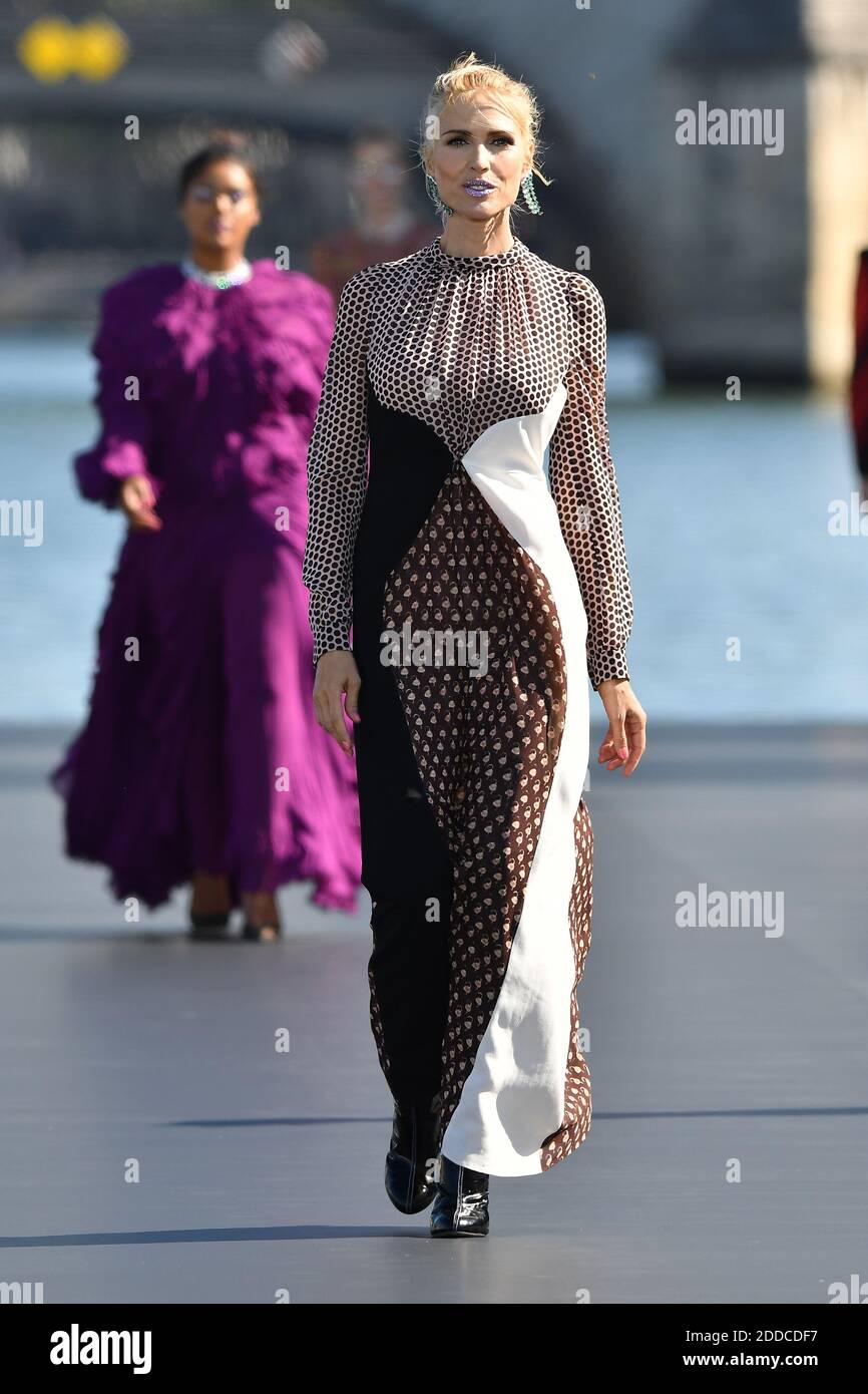 Judit Masco marche sur la piste pendant le defile l'Oréal Paris dans le cadre de la semaine de la mode de Paris vêtements pour femmes Printemps/été 2019 le 30 septembre 2018 à Paris, France. Photo de Laurent Zabulon/ABACAPRESS.COM Banque D'Images