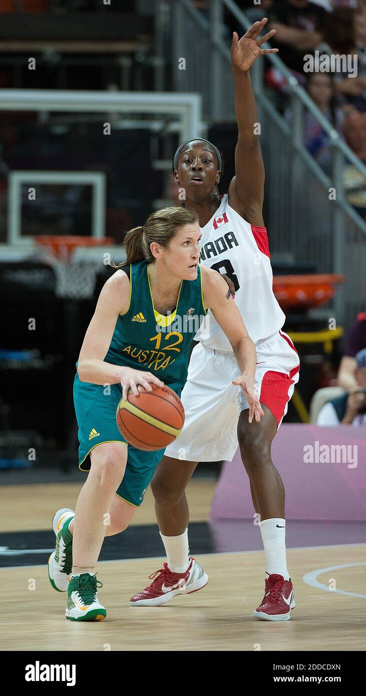 PAS DE FILM, PAS DE VIDÉO, PAS de télévision, PAS DE DOCUMENTAIRE - Belinda  Snell (12) d'Australie est gardée par Tamara Tatham (13) du Canada pendant  leur match à l'arène de basket-ball