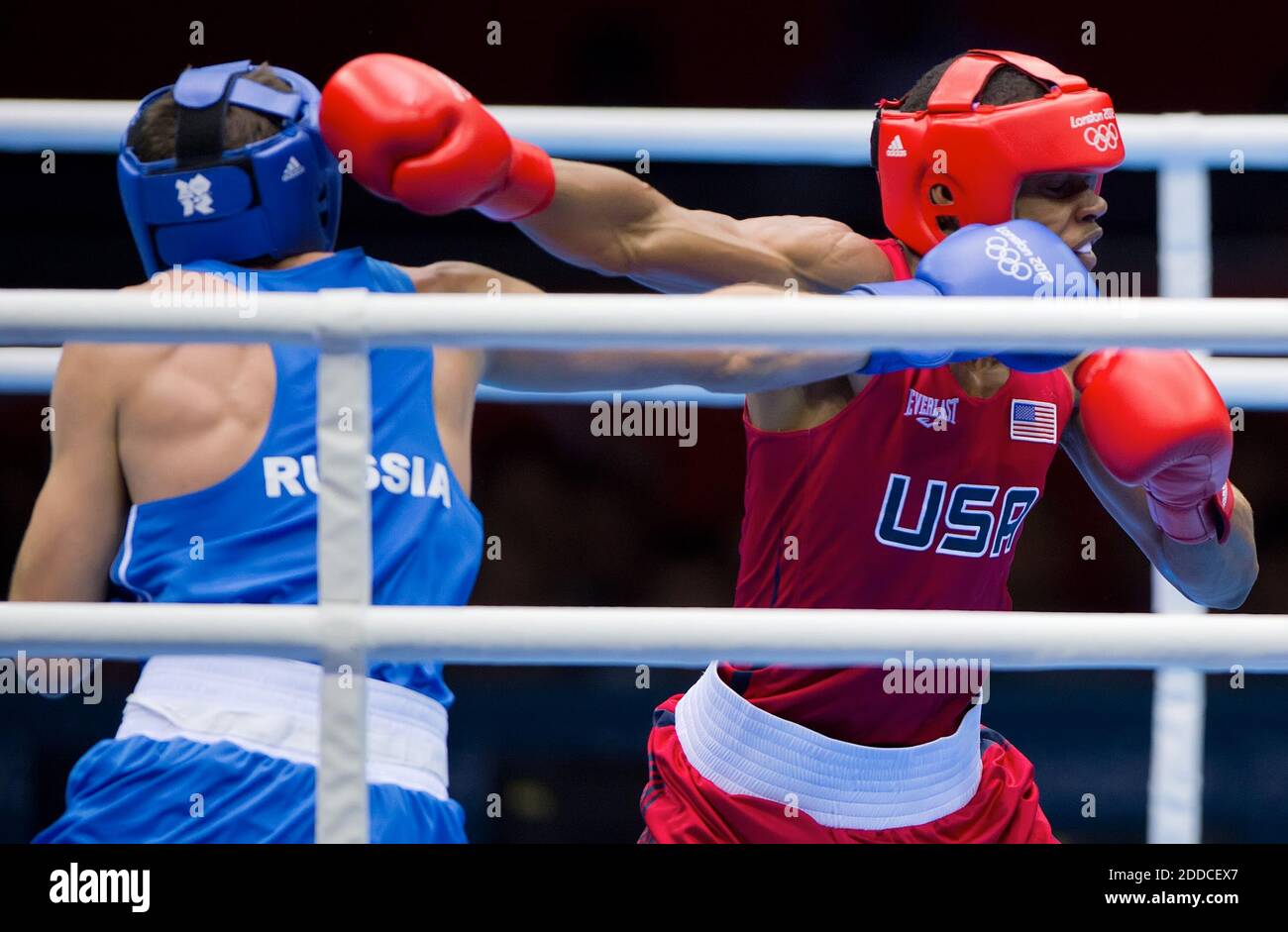 PAS DE FILM, PAS DE VIDÉO, PAS de TV, PAS DE DOCUMENTAIRE - Errol Spence des États-Unis, en rouge, échangeait des coups de poing avec Andrey Zamkokovoy, en bleu, pendant le match semi-inal de welter (69kg) au centre Excel lors des Jeux Olympiques d'été 2012 à Londres, au Royaume-Uni, le mardi 7 août 2012. Zamkovoy a gagné sur les points, 16-11, sur Spence. Photo de David Eulitt/Kansas City Star/MCT/ABACAPRESS.COM Banque D'Images