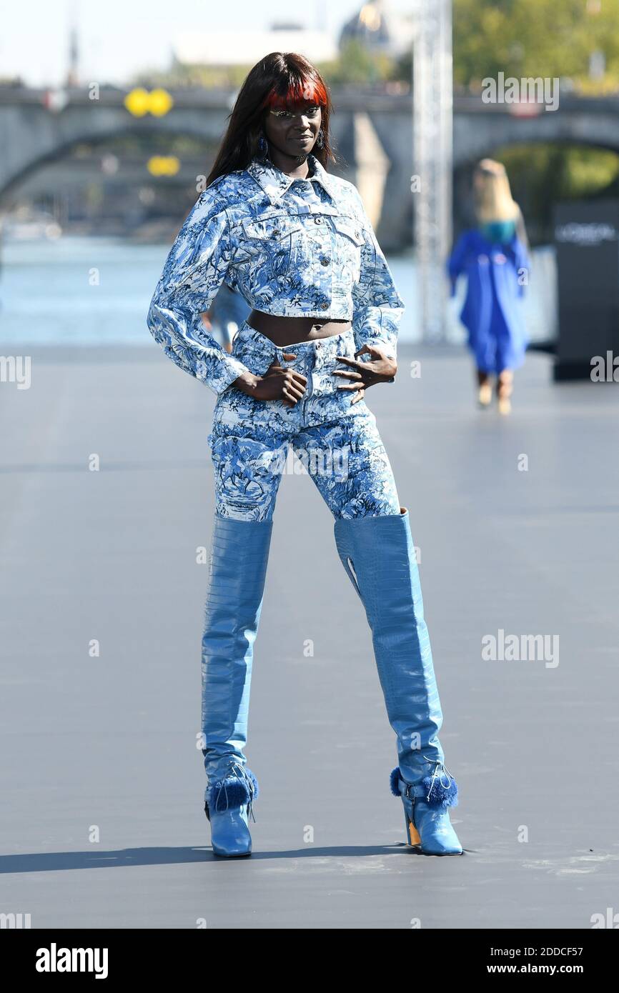 Duckie Thot marche sur la piste pendant le defile l Oreal Paris dans le cadre de la semaine de la mode de Paris vetements pour femmes Printemps ete 2019 le 30 septembre 2018 a