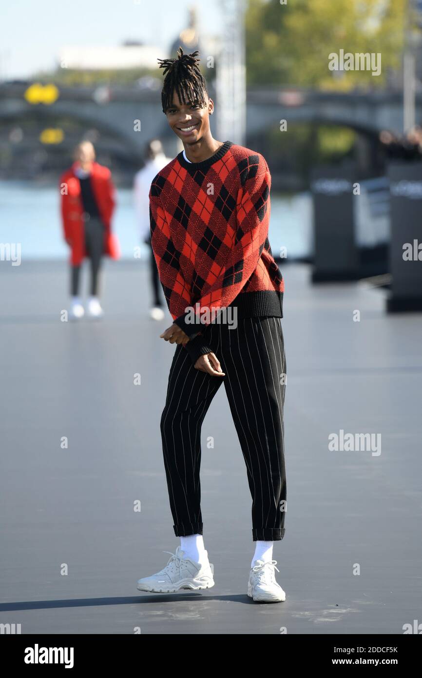 Emmanuel Yebe marche sur la piste pendant le defile l Oreal Paris dans le cadre de la semaine de la mode de Paris vetements pour femmes Printemps ete 2019 le 30 septembre 2018 a