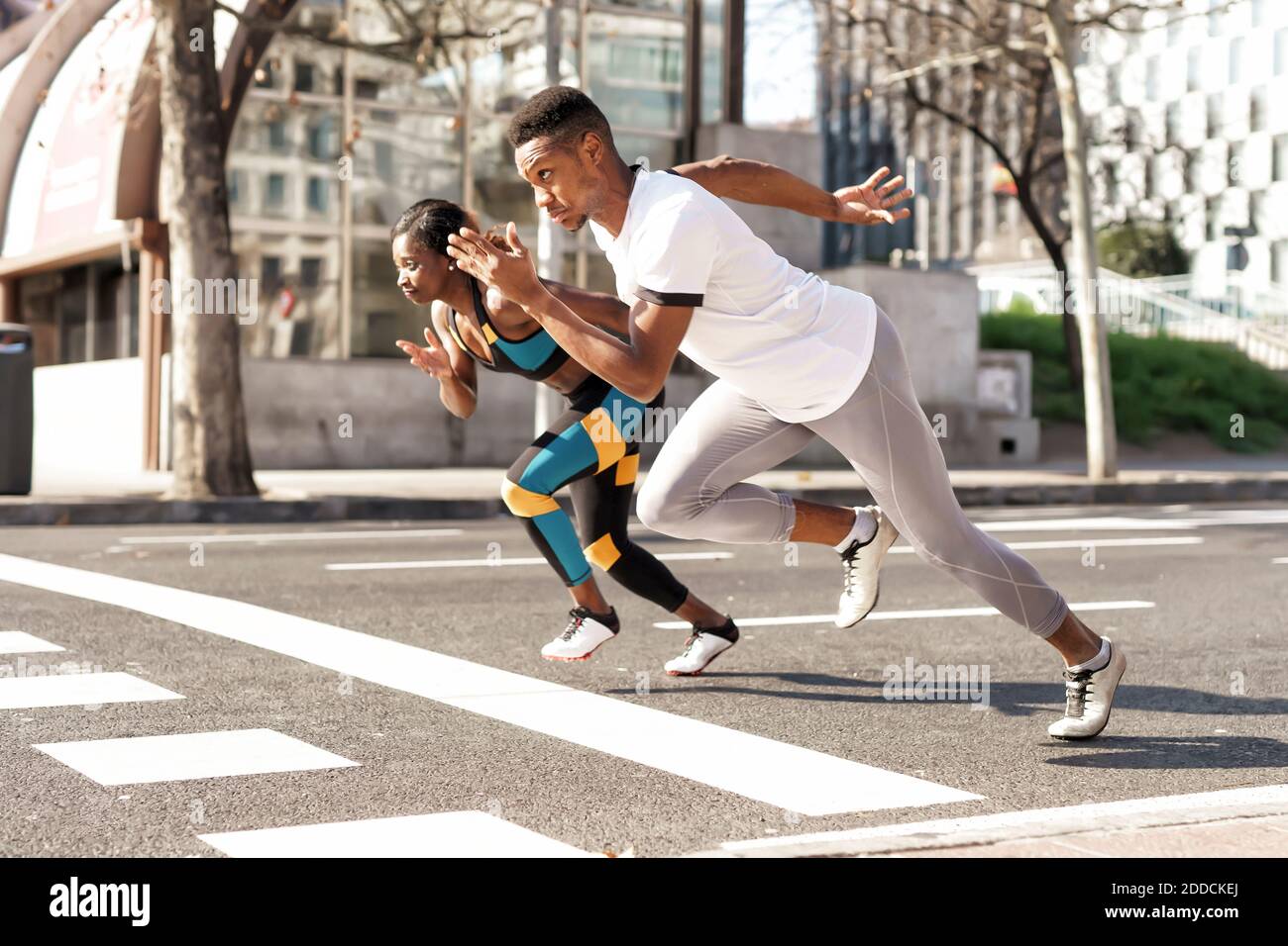 Homme et femme pratiquant la course sportive pendant la course ville Banque D'Images