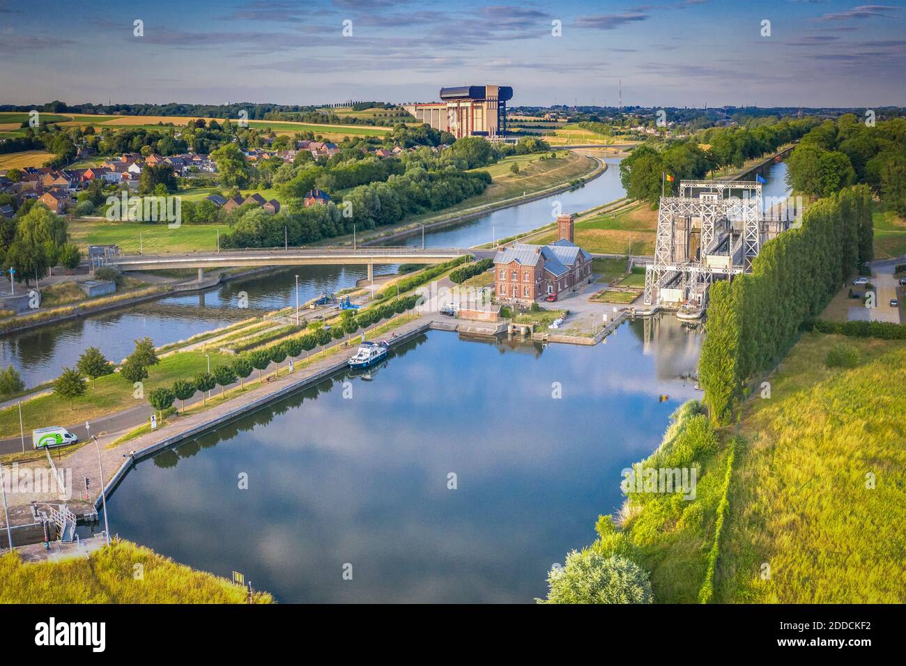 Belgique, province de Hainaut, vue aérienne des remontées mécaniques historiques sur le canal du Centre avec ascenseur Strepy-Thieu en arrière-plan Banque D'Images