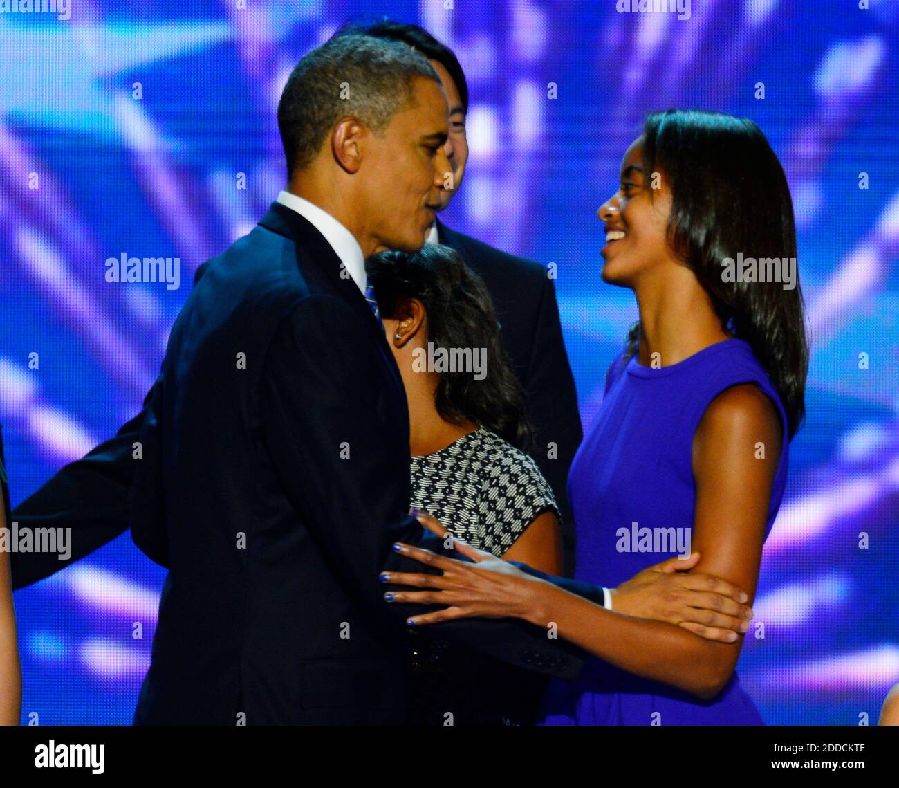 PAS DE FILM, PAS DE VIDÉO, PAS de TV, PAS DE DOCUMENTAIRE - le président Barack Obama embrasse sa fille Sasha après avoir pris la parole à la convention nationale démocratique de 2012 dans Times Warner Cable Arena le jeudi 6 septembre 2012 à Charlotte, Caroline du Nord, Etats-Unis. Photo de Harry E. Walker/MCT/ABACAPRESS.COM Banque D'Images
