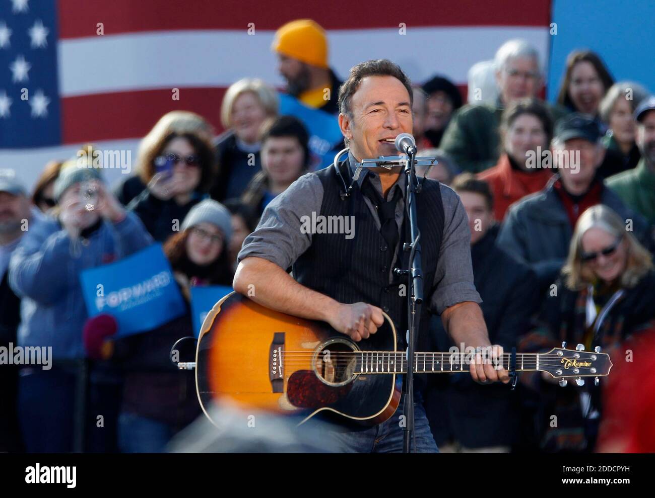 PAS DE FILM, PAS DE VIDÉO, PAS de télévision, PAS DE DOCUMENTAIRE - Bruce Springsteen a joué lors d'un rassemblement de campagne pour le président Barack Obama près du Capitole de l'État à Madison, Wisconsin, Etats-Unis, le lundi 5 novembre 2012. Photo de Rick Wood/Milwaukee Journal Sentinel/MCT/ABACAPRESS.COM Banque D'Images