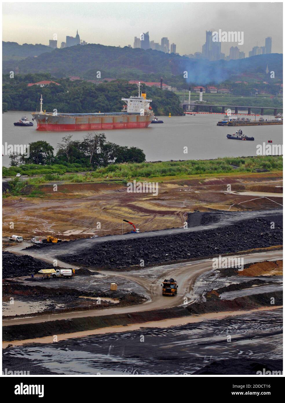 PAS DE FILM, PAS DE VIDÉO, PAS de TV, PAS DE DOCUMENTAIRE - Panama City Skyline monte au-dessus de l'horizon comme un navire est guidé par des remorqueurs, 16 octobre 2012. Sur la moitié inférieure du cadre, la construction se poursuit sur le projet d'agrandissement du canal. Le canal de Panama original était le 'plan de la route' de son temps, alors l'expansion du canal de Panama pourrait être le voyage de Mars d'aujourd'hui. Photo de Carl Justa/Miami Herald/MCT/ABACAPRESS.COM Banque D'Images