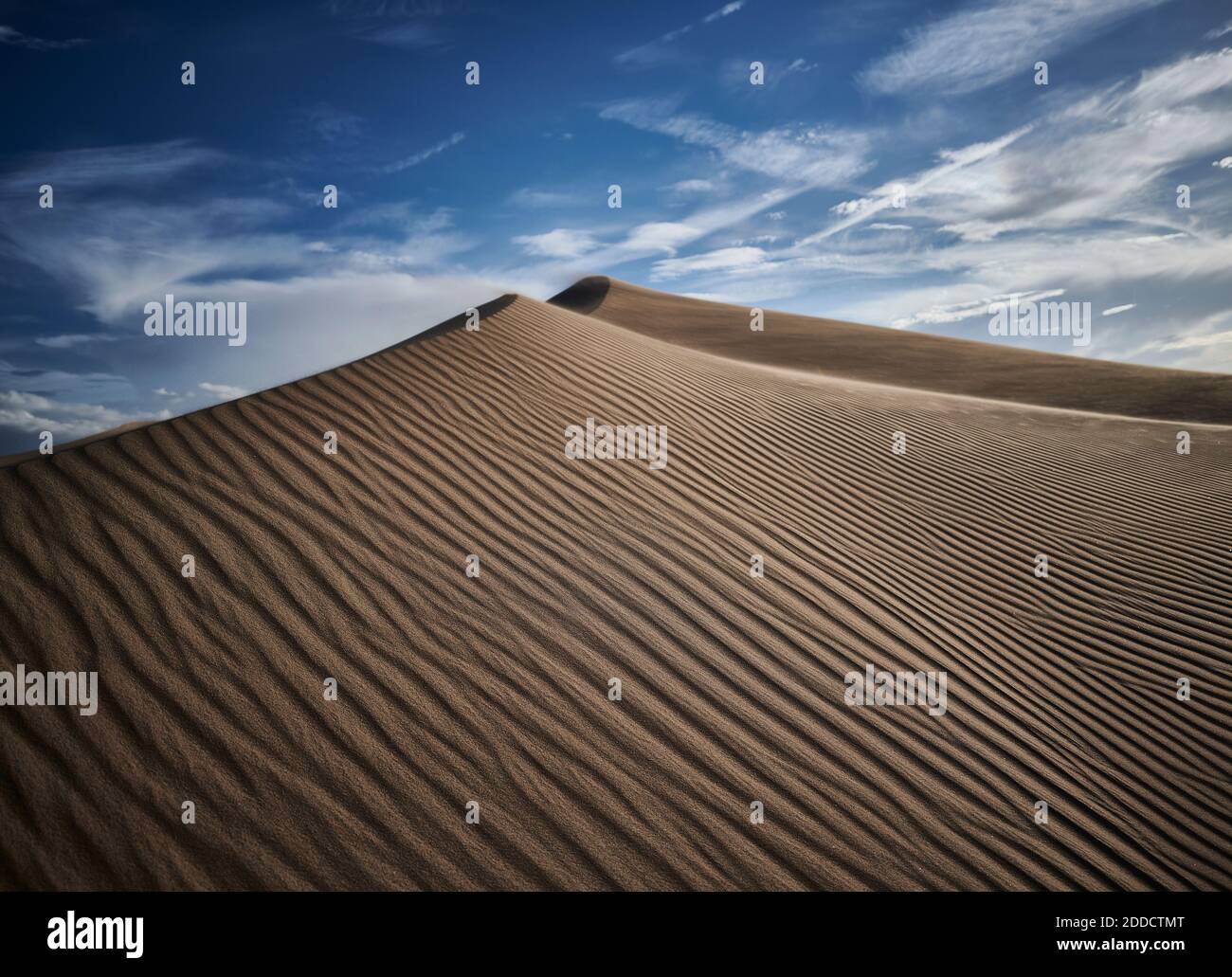 Vagues naturelles sur le sable de Cadix Dunes dans le désert de Mojave, Californie du Sud, États-Unis Banque D'Images