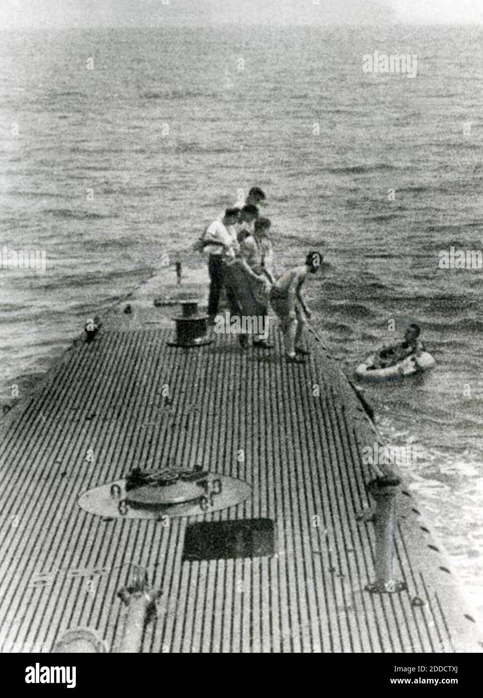 PAS DE FILM, PAS DE VIDÉO, PAS de TV, PAS DE DOCUMENTAIRE - le pilote abattu LTJG George Bush est sauvé par le sous-marin de la Marine, USS Finback le 2 septembre 1944. Photo de George Bush Presidential Library/MCT/ABACAPRESS.COM Banque D'Images