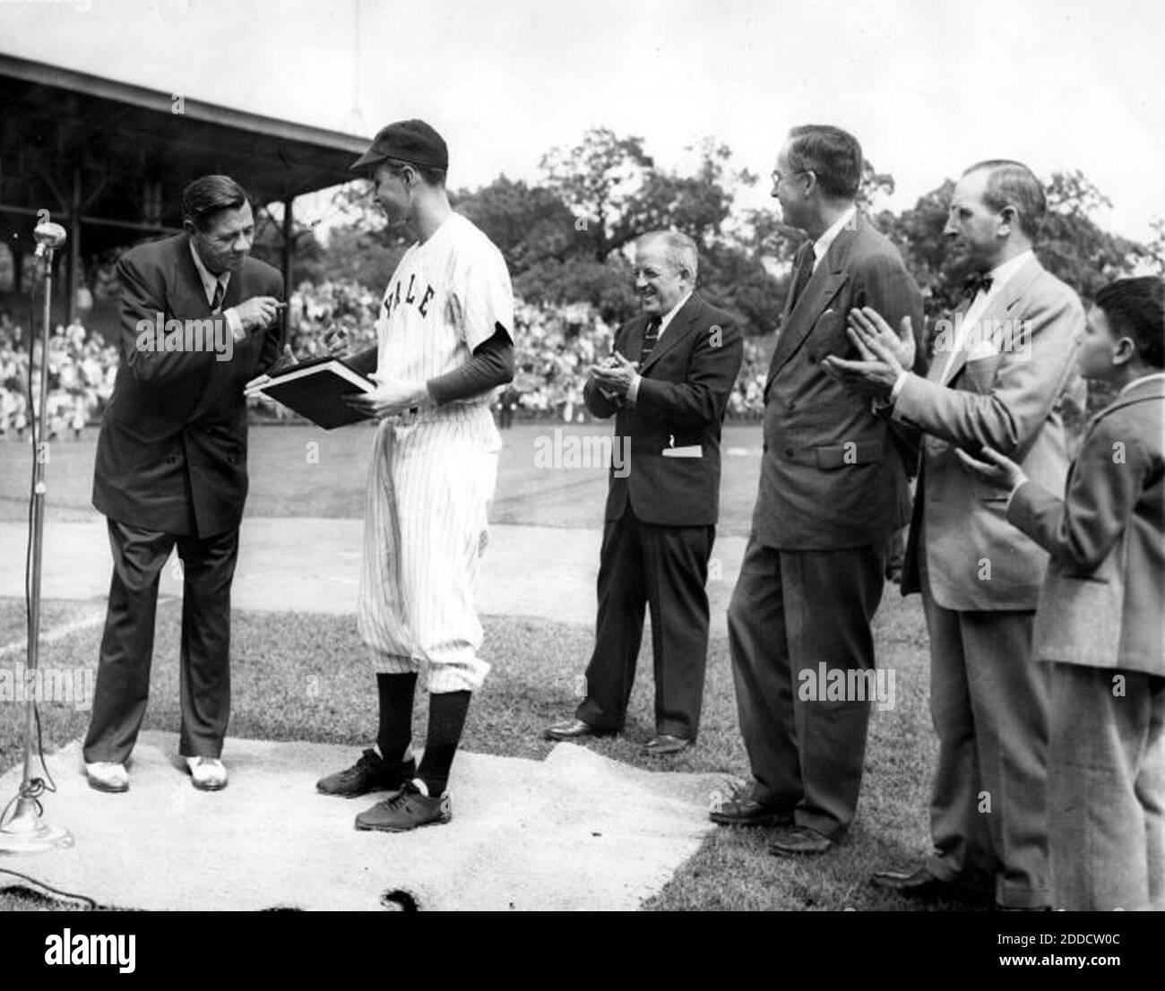 PAS DE FILM, PAS DE VIDÉO, PAS de TV, PAS DE DOCUMENTAIRE - la légende du baseball Babe Ruth présente ses articles à l'Université de Yale en 1948. Ils sont reçus par George Bush, capitaine de l'équipe de baseball de Yale. Sont également présents: Bob Kipluth, directeur de l'athlétisme de Yale; le professeur James T. Babb, bibliothécaire en charge de la préservation de l'Université de Yale; et le maire Celentano et son fils. Photo de George Bush Presidential Library/MCT/ABACAPRESS.COM Banque D'Images