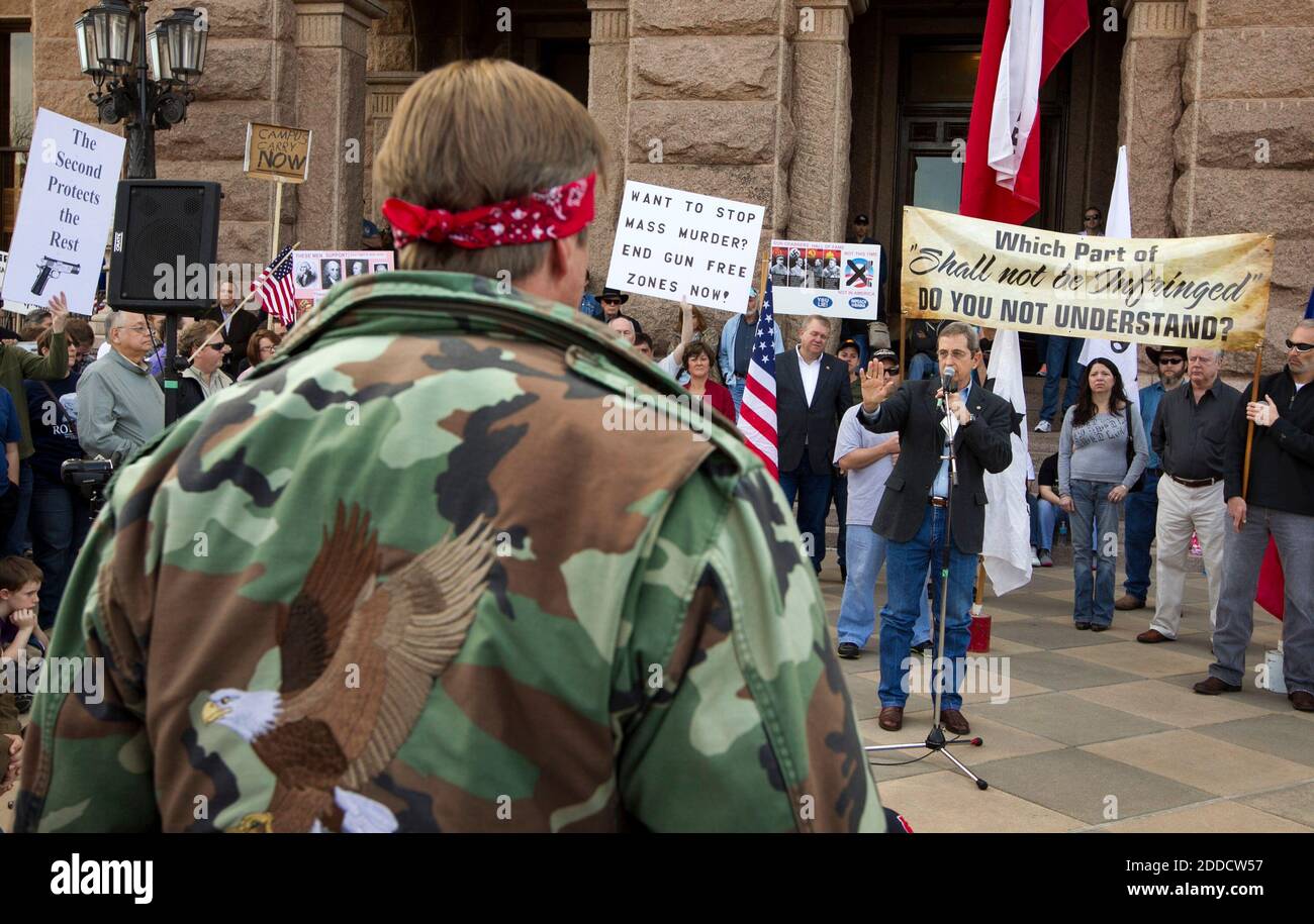 PAS DE FILM, PAS DE VIDÉO, PAS de TV, PAS DE DOCUMENTAIRE - Jerry Patterson, commissaire à la terre du Texas, parle au rassemblement des armes à feu à travers l'Amérique au Capitole à Austin, Texas, États-Unis, samedi, 19 janvier 2013. Photo de Jay Janner/Austin American-Statesman/ABACAPRESS.COM Banque D'Images